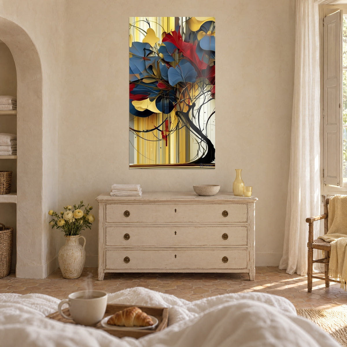 Tableau frondaison de pétales bleu denim et rouge grenat, branches noires fines, fond doré, au-dessus d'un lit dans une chambre claire