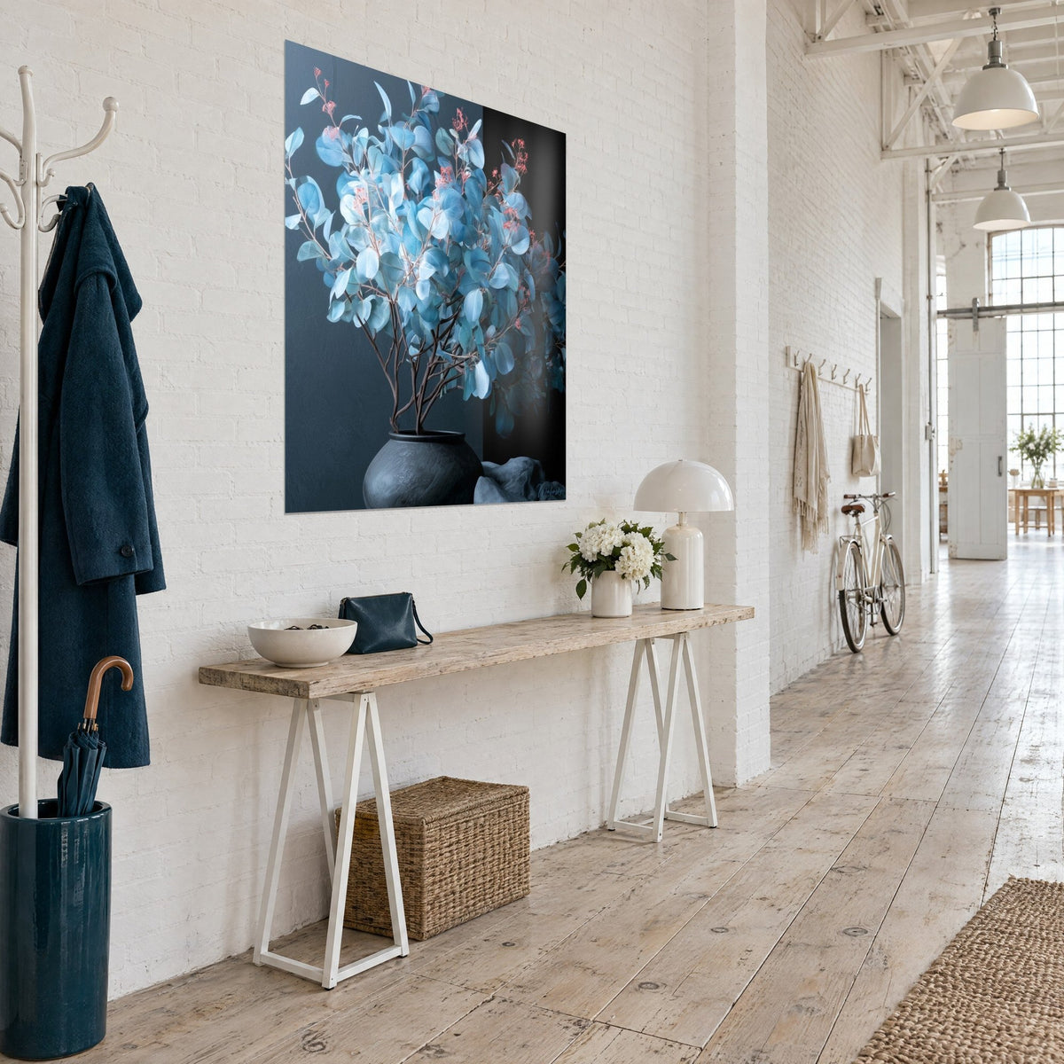 Gemälde Eukalyptuszweige in Himmelblau in einer geschwungenen grauen Vase, schwarze und blaugraue Wand, Dreiviertelansicht eines Loft-Flurs