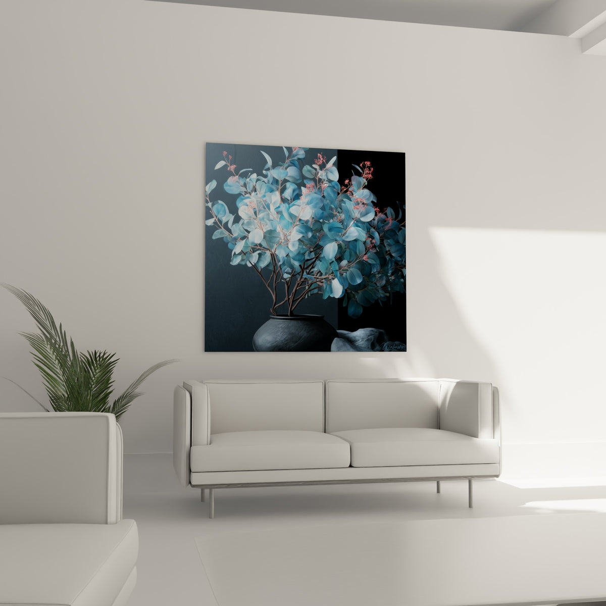 Bouquet d'eucalyptus argenté et touches corail au-dessus d'un canapé dans un salon lumineux