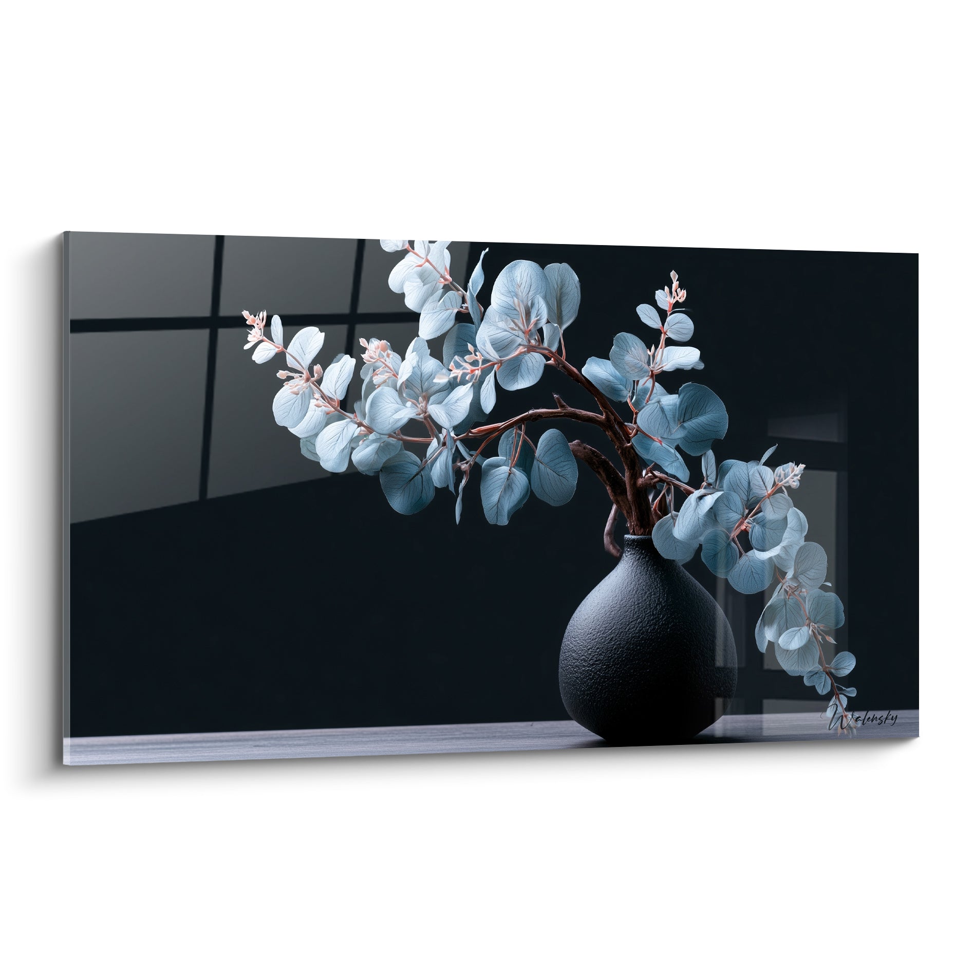 Eucalyptus argenté aux feuilles bleu pastel dans un vase noir mat sur fond anthracite