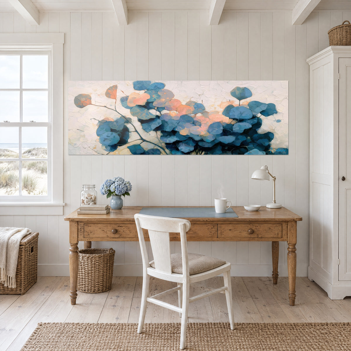 Tableau eucalyptus peint à l'huile en bleu marine et abricot, fond ivoire craquelé, au-dessus d'un bureau en pin clair