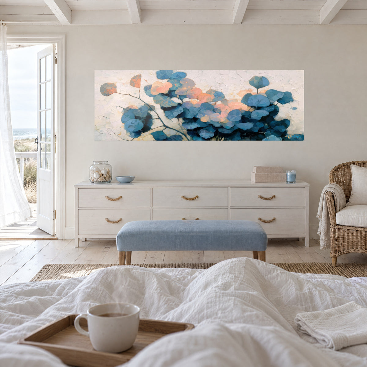 Tableau feuillage arrondi bleu ardoise rehaussé de corail sur fond craquelé clair, au-dessus d'un lit dans une chambre claire
