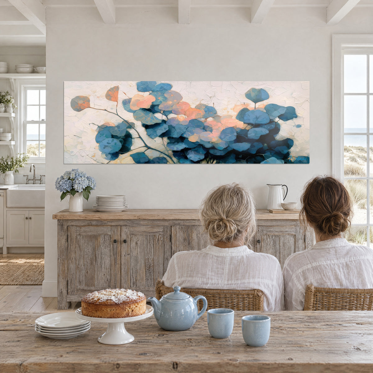 Tableau bouquet de feuilles d'eucalyptus bleu denim et rose pêche sur fond blanc fissuré, table de bord de mer