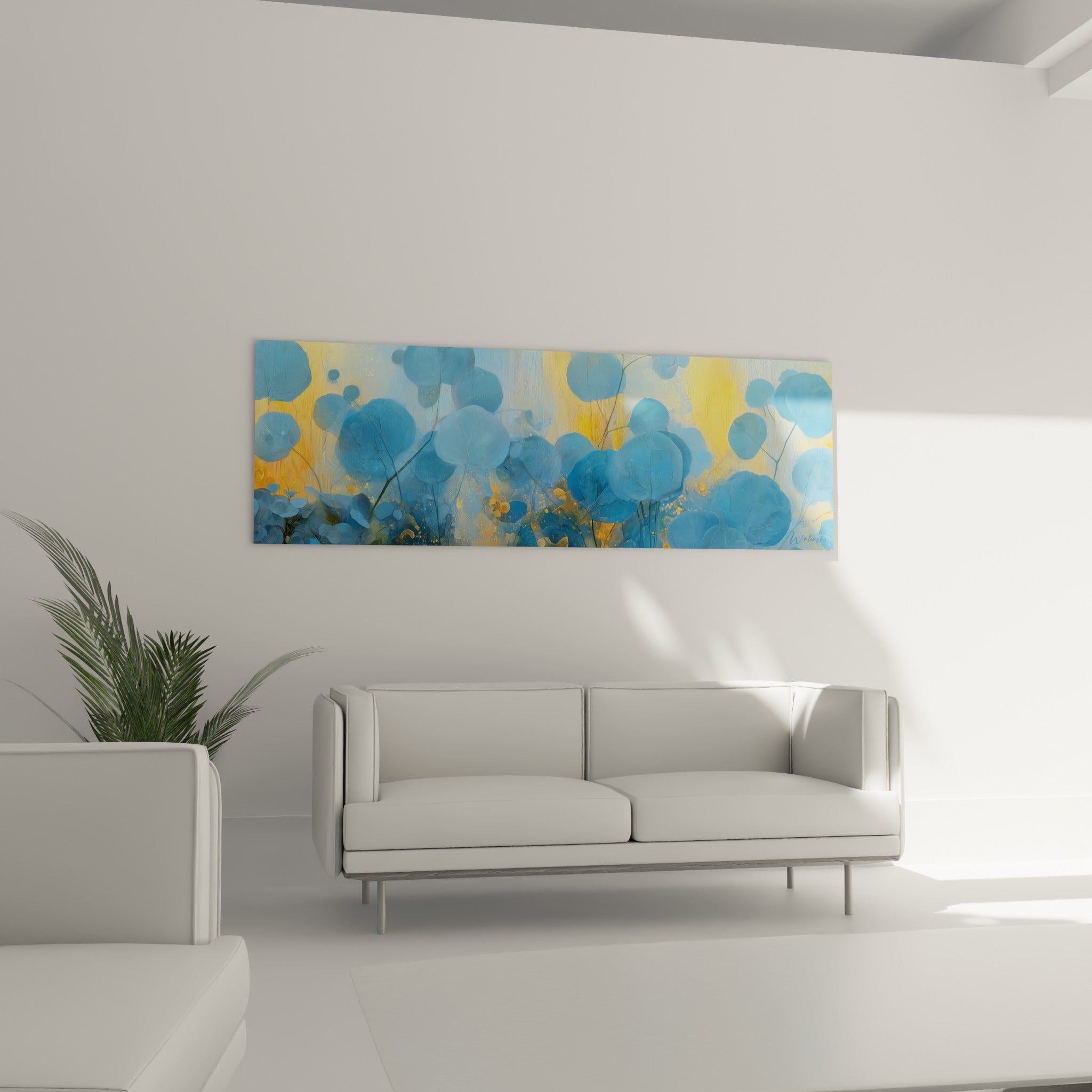 Composition Eucalyptus bleutée et dorée disposée au-dessus d'un canapé dans un salon lumineux