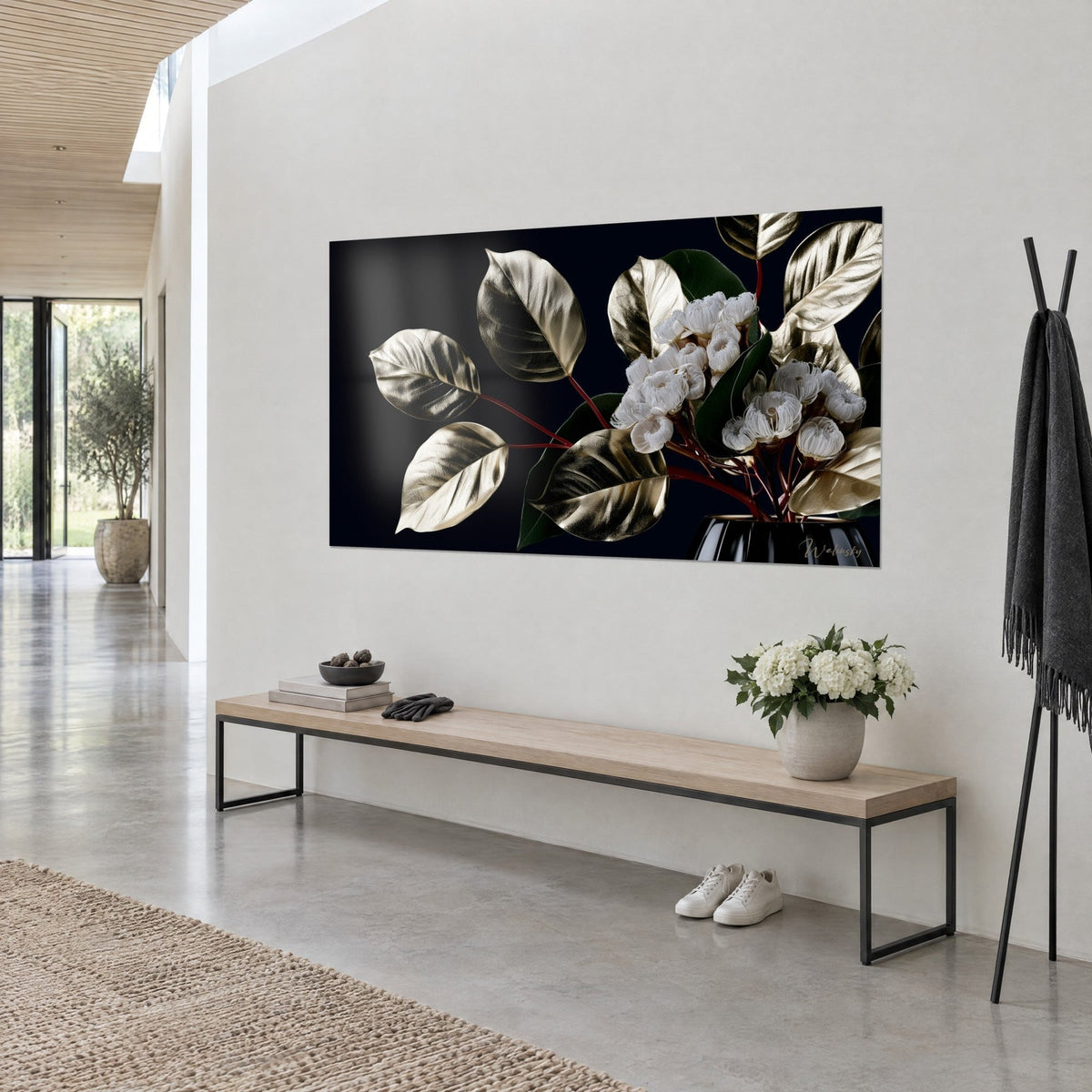 Schilderij van nachtelijk boeket met champagnekleurige bladeren en ivoren bloemen, zwart gelakte vaas, opgehangen naast een houten bank in een lichte woonkamer