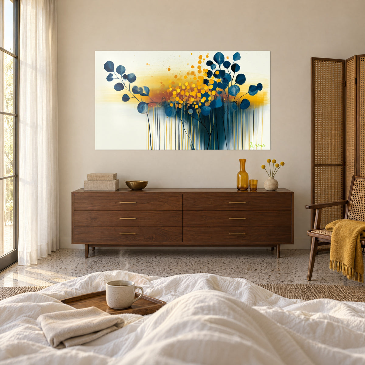 Tableau éclosion de feuillage indigo et de gouttes dorées sur lavis moutarde, au-dessus d'un lit dans une chambre claire
