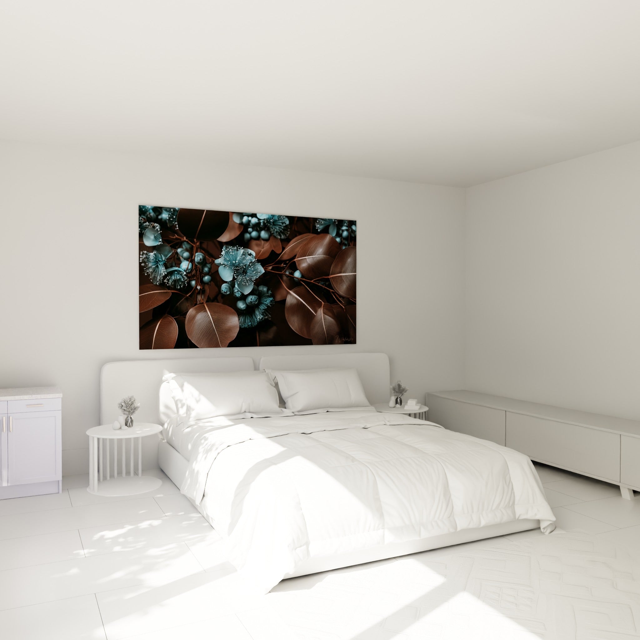 Fleurs d'eucalyptus bleu pastel et feuillage cuivré au-dessus d'un lit dans une chambre claire