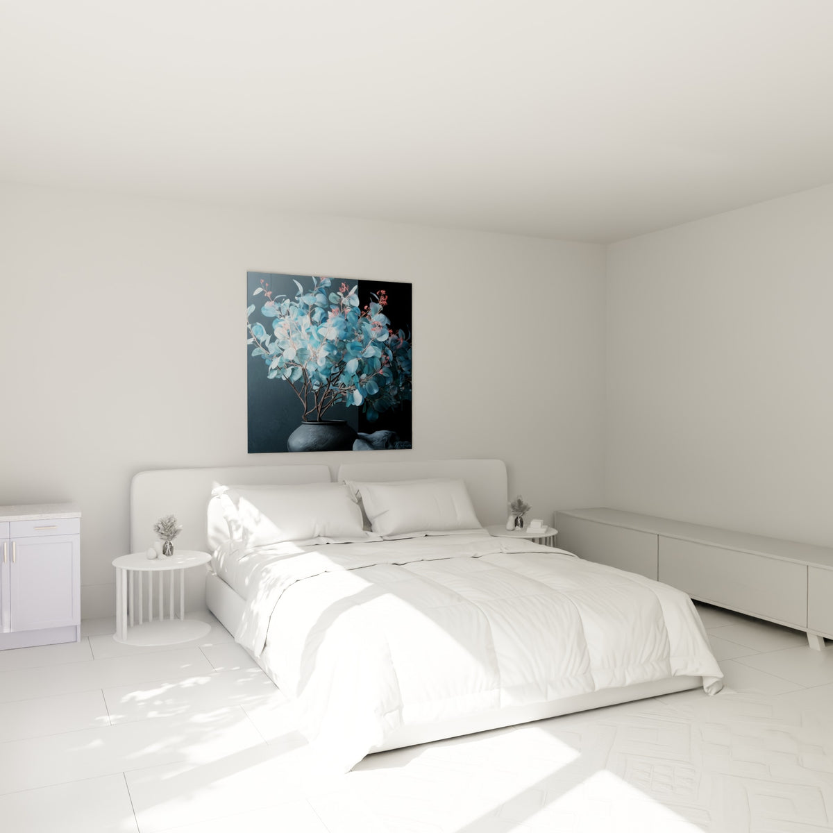 Feuillage d'eucalyptus bleu glacé et vase noir accroché au-dessus d'un lit dans une chambre claire