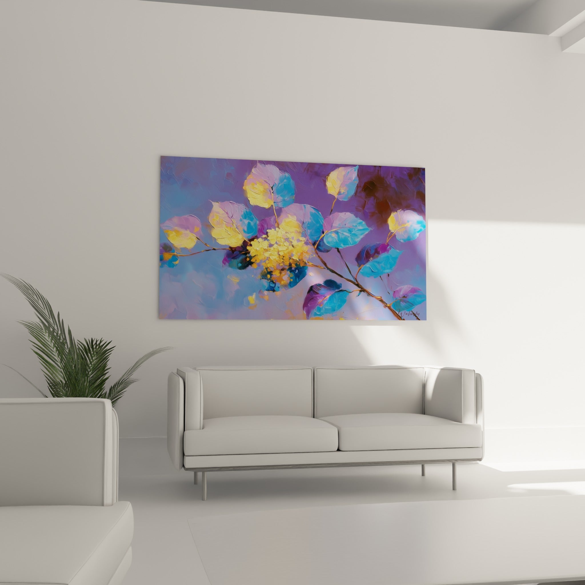 Feuillage d'eucalyptus bleu pastel et violet intense au-dessus d'un canapé dans un salon lumineux