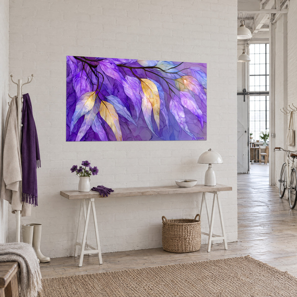 Tableau feuillage aquarellé lilas et ocre doré, long rameau sombre en diagonale, accroché au-dessus d'une console en bois clair