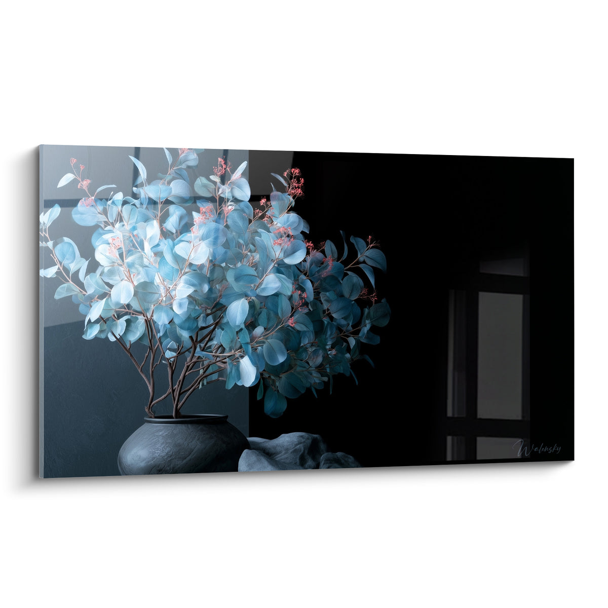 Feuillage d'eucalyptus bleu pastel et fleurs corail dans un vase noir sur fond anthracite