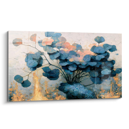 Branche d'eucalyptus bleu pétrole et reflets dorés peinte en relief sur fond clair texturé