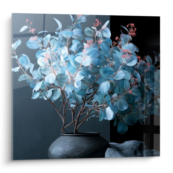 Eucalyptus bleu poudré et fleurs corail dans un vase anthracite texturé sur fond sombre