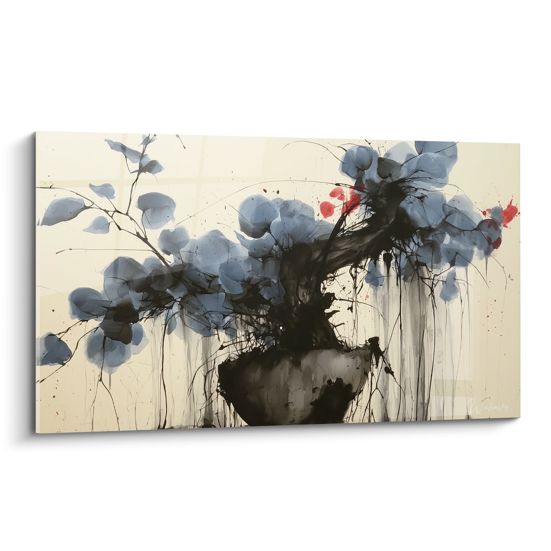 Bonsaï en encre bleu ardoise et noire avec éclats rouges sur fond ivoire, style gestuel