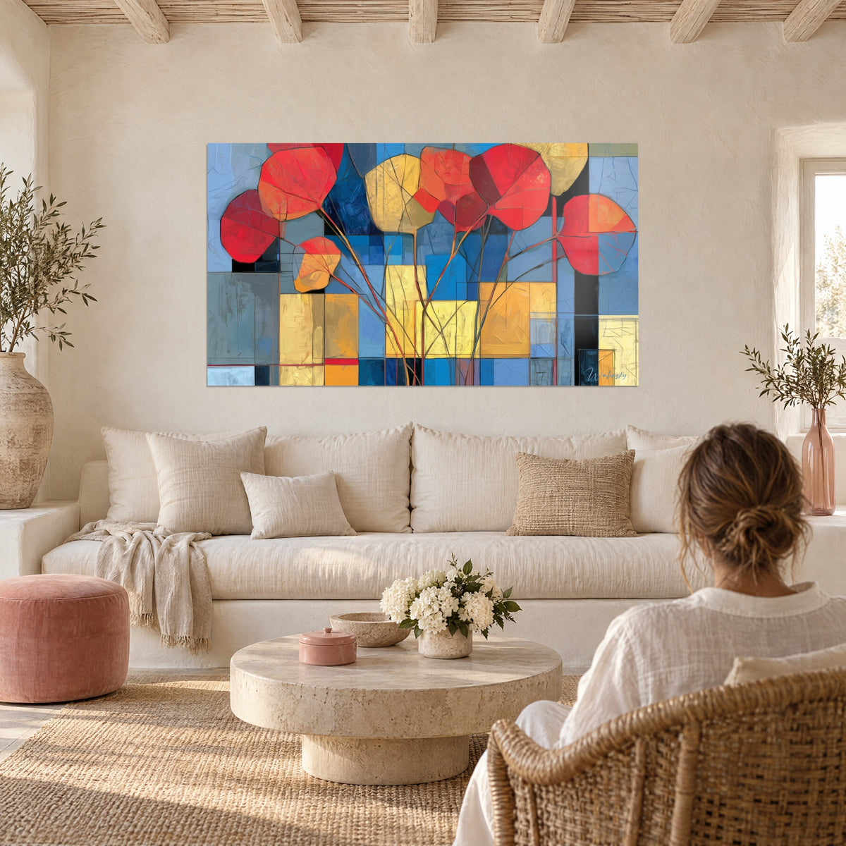 Cuadro de hojas redondas de eucalipto rojo vivo sobre mosaico azul y ocre, tallos finos entrelazados, colgado encima de un sofá en un salón luminoso