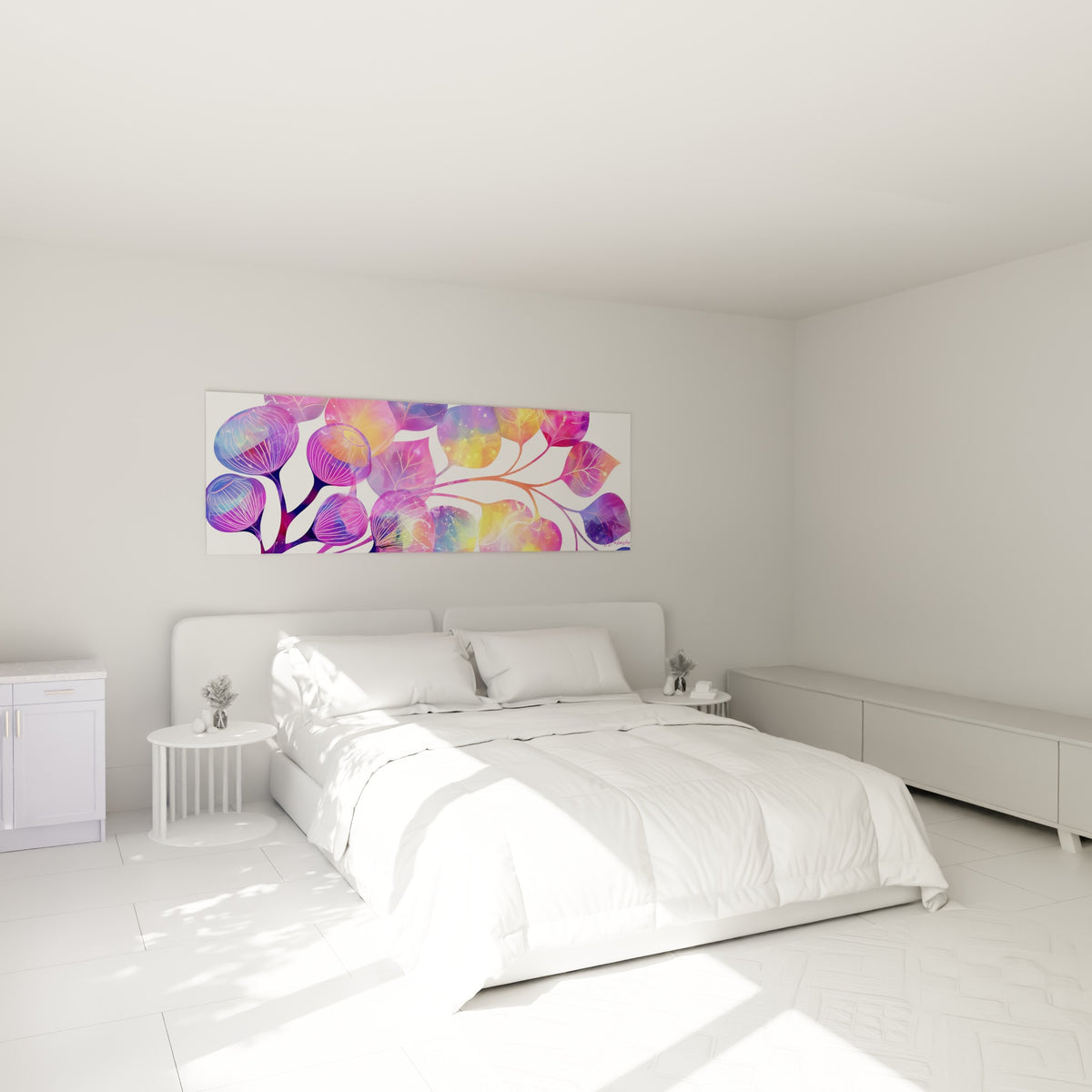 Branche d'eucalyptus rose et doré illuminant un mur, accrochée au-dessus d'un lit dans une chambre claire