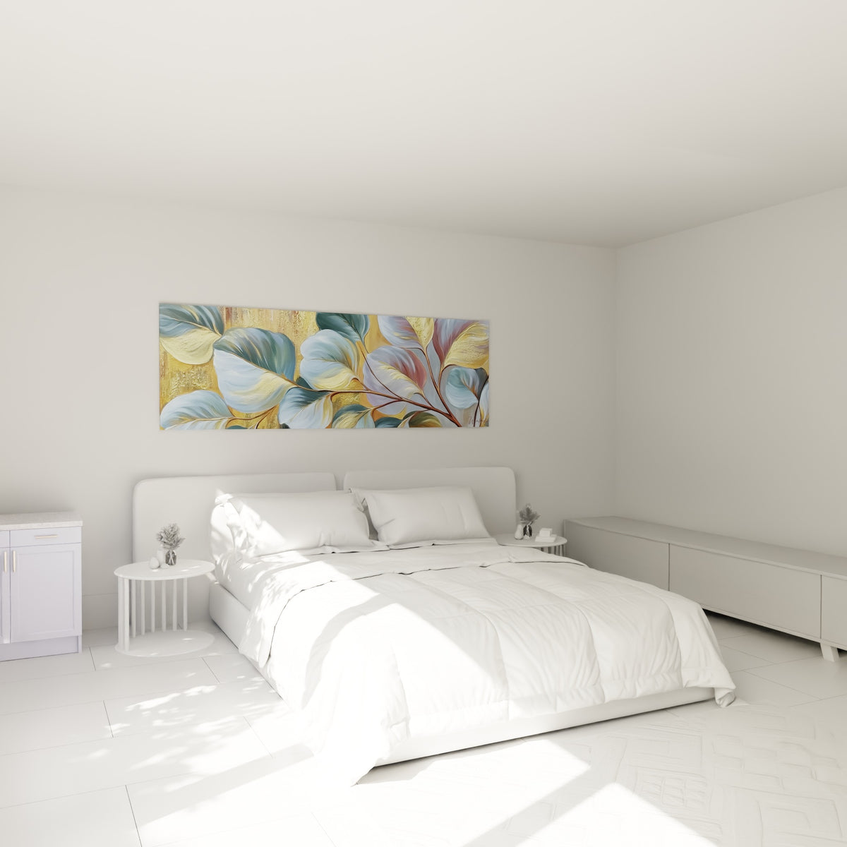 Feuillage d'Eucalyptus bleu pastel et doré déployé au-dessus d'un lit dans une chambre claire