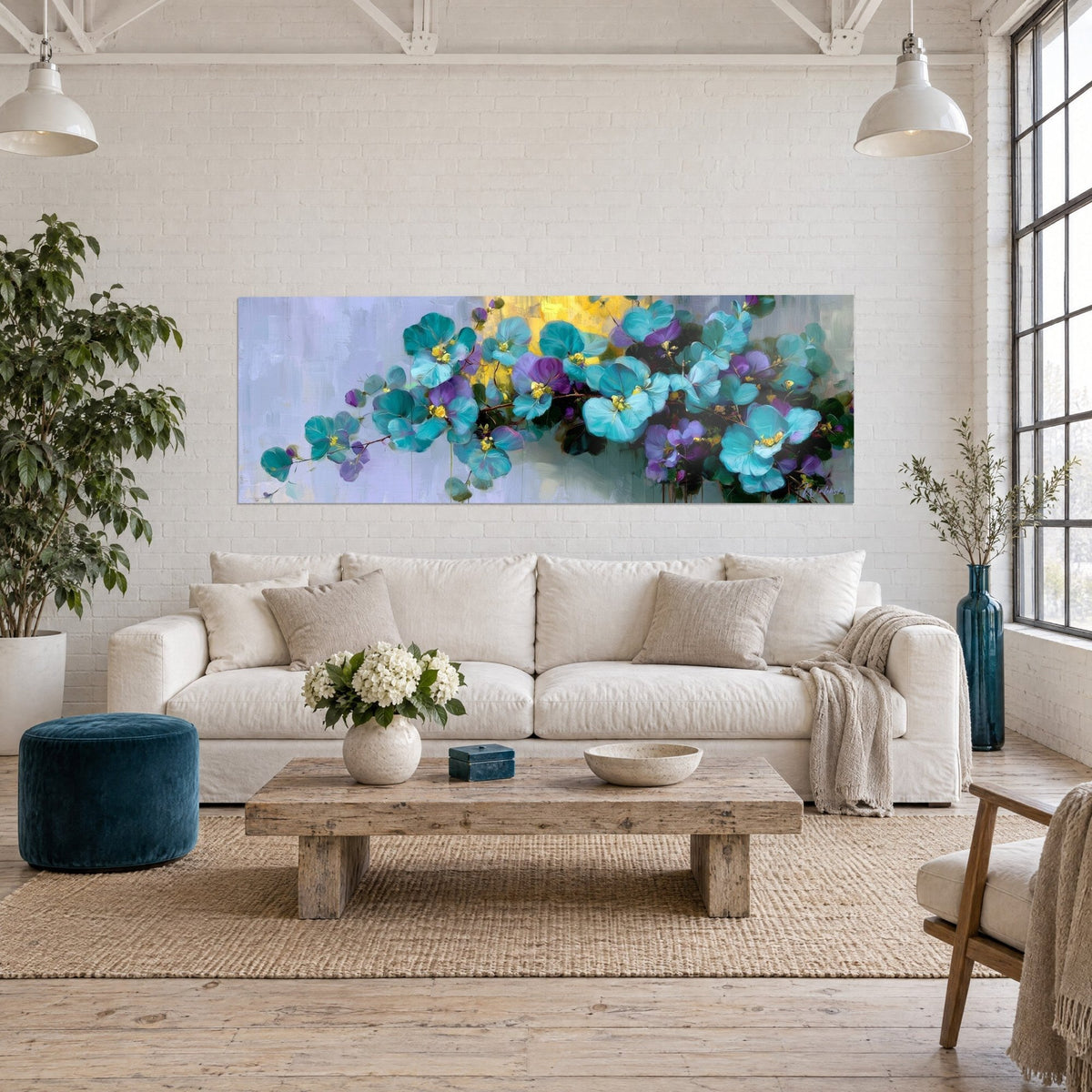 Quadro di ramo fiorito ramificato con petali turchesi e viola, cuori gialli su sfondo lilla, sopra un divano in un soggiorno luminoso