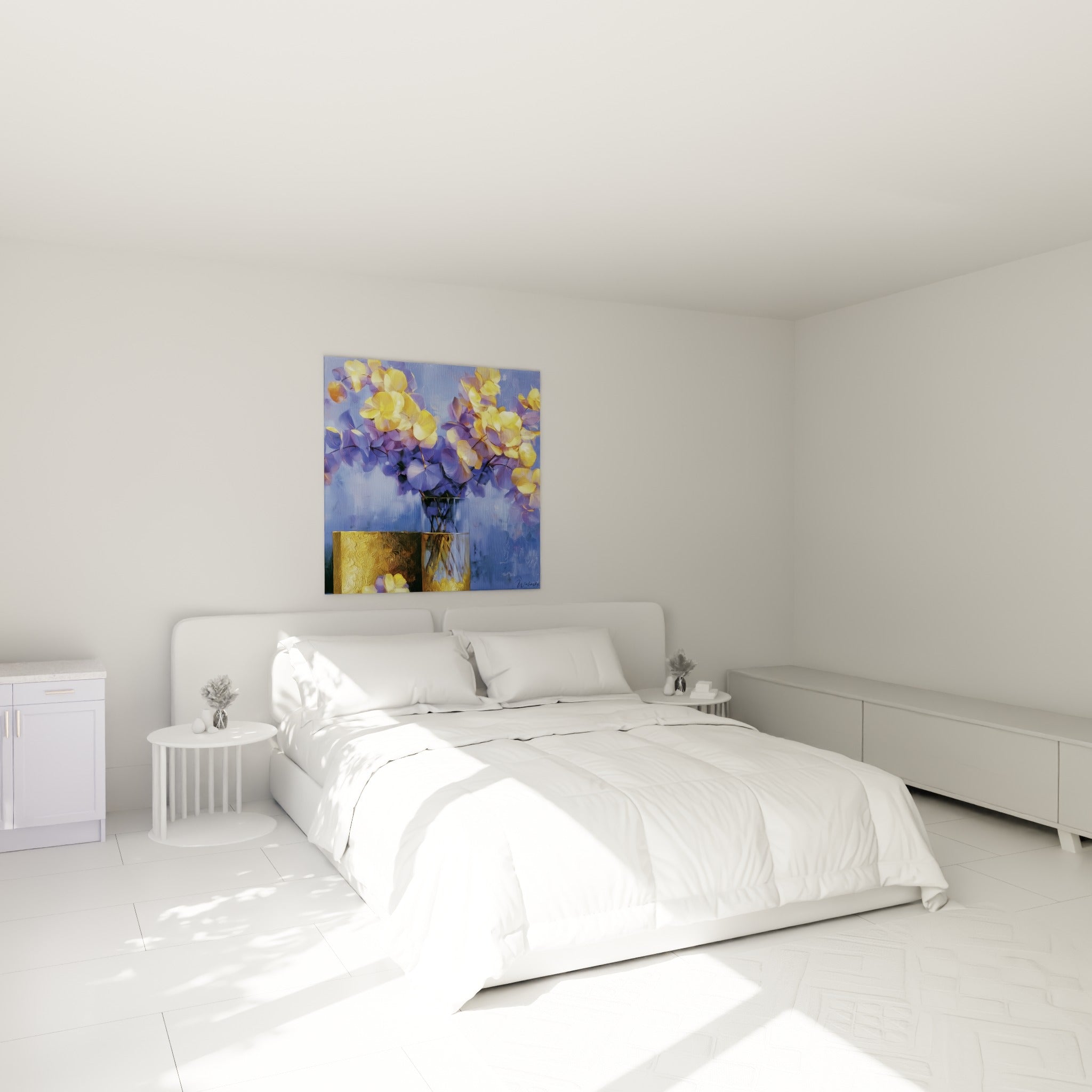 Feuillage eucalyptus doré et bleu profond peint en larges touches, au-dessus d'un lit dans une chambre claire