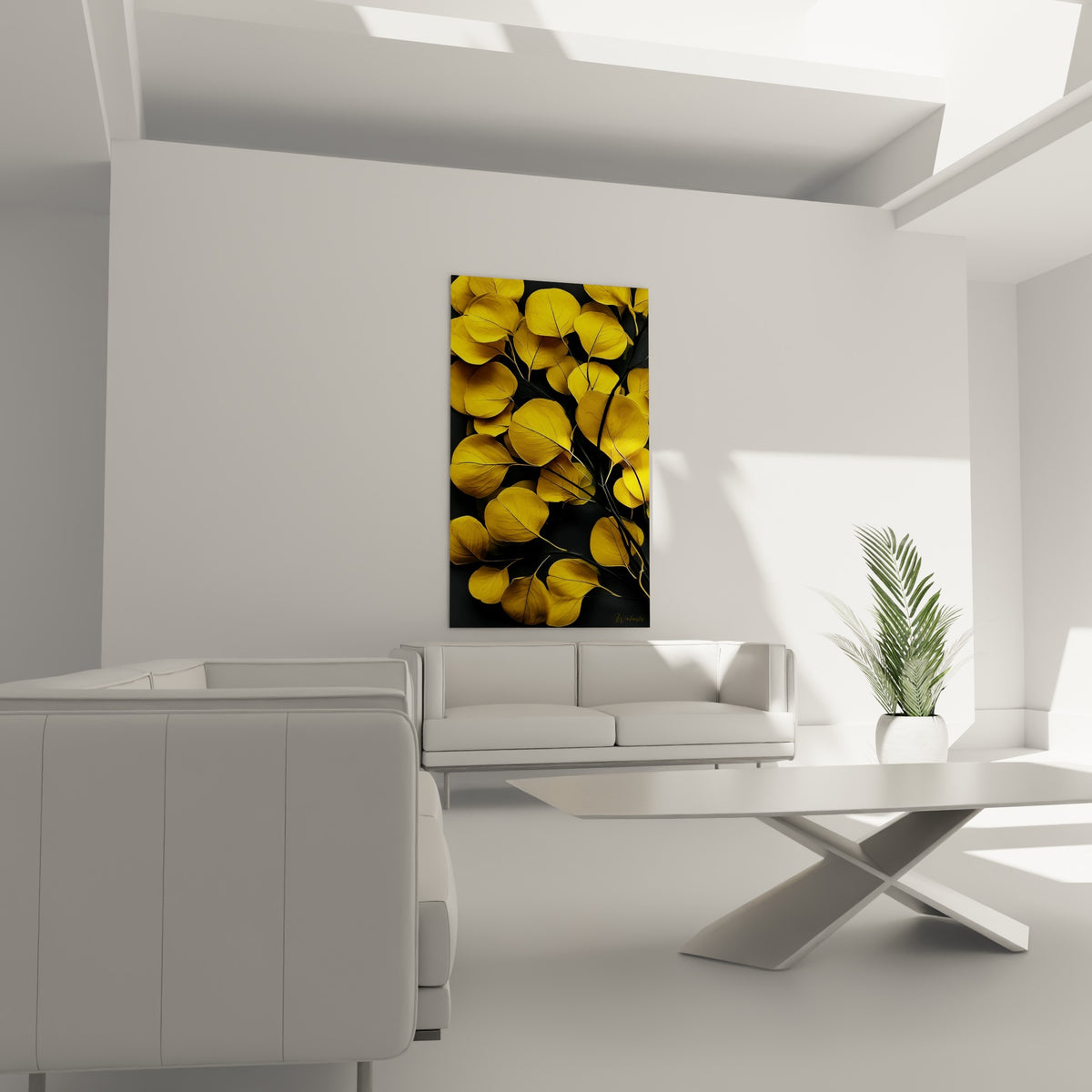 Éclat jaune doré et branches anthracite composant un feuillage dense, au-dessus d'un canapé dans un salon lumineux