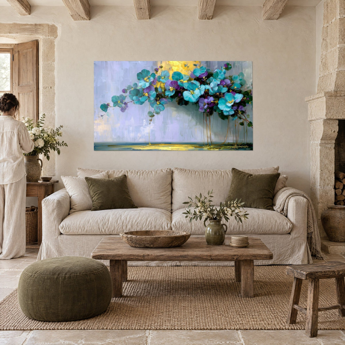 Tableau orchidées turquoise et violettes en cascade, reflet doré, au-dessus d'un canapé dans un salon lumineux