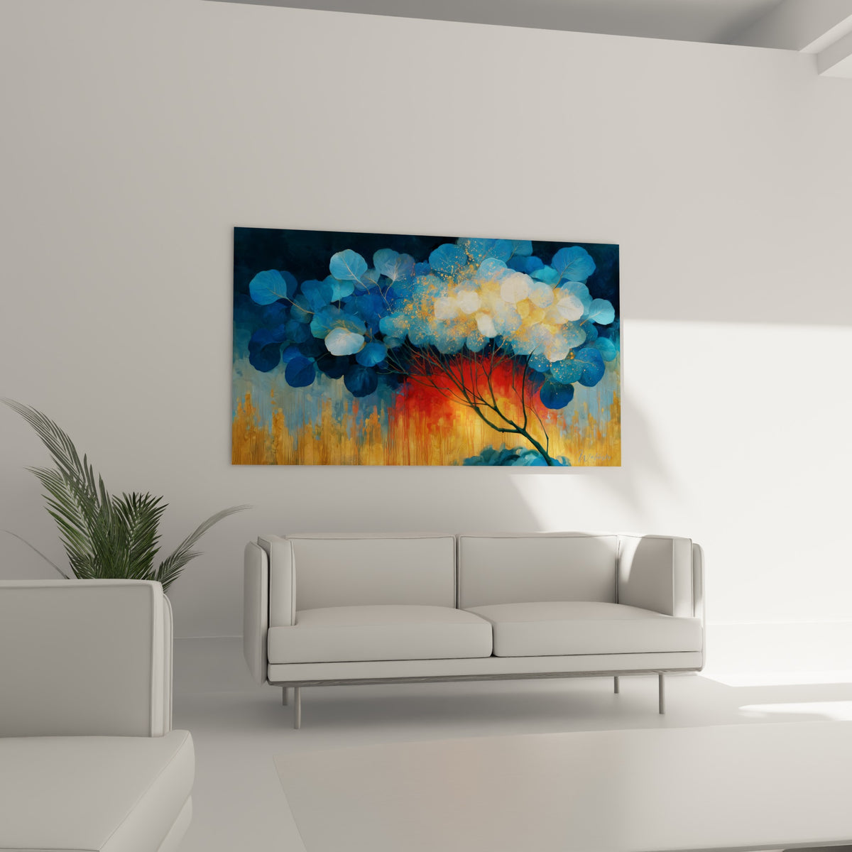 Branches fines de l'Eucalyptus sous un feuillage bleu et or, au-dessus d'un canapé dans un salon lumineux