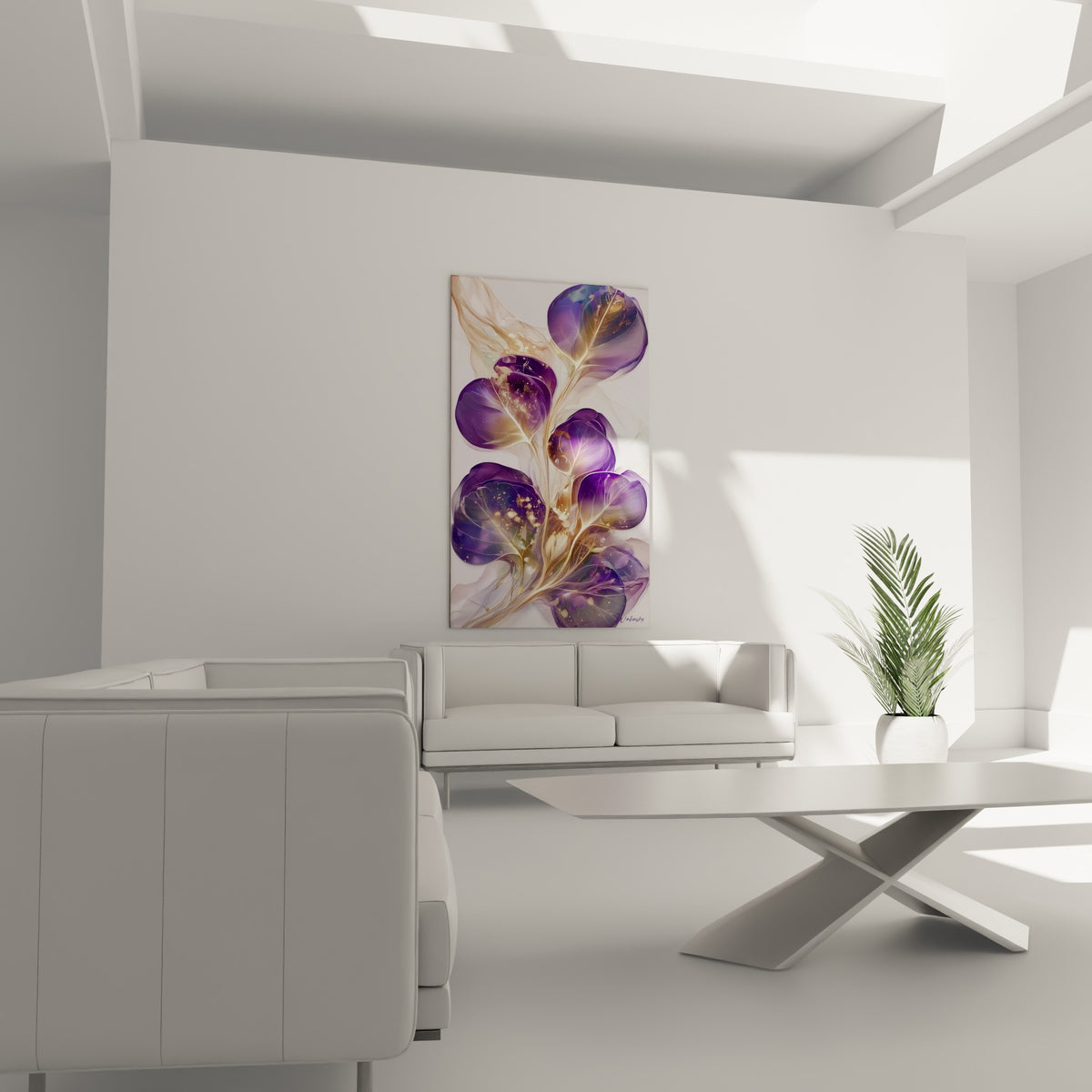 Motif Eucalyptus violet et bronze suspendu au-dessus d'un canapé dans un salon lumineux