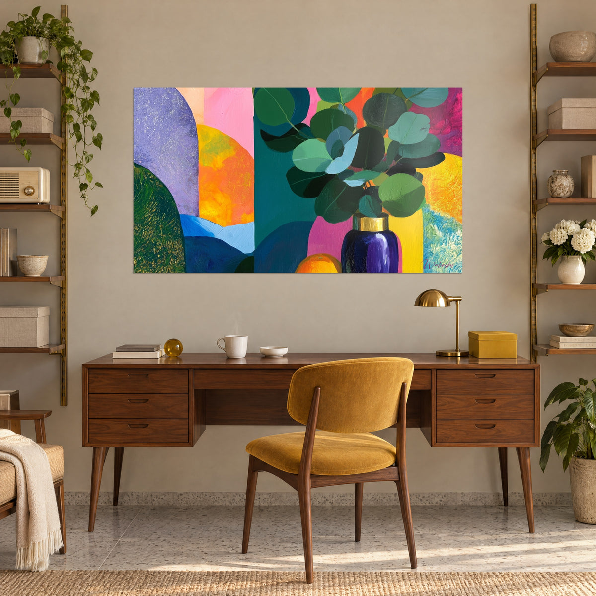 Tableau gerbe de feuilles d'eucalyptus turquoise et vert, vase violet, fond orange vif, accroché au-dessus d'un bureau en bois