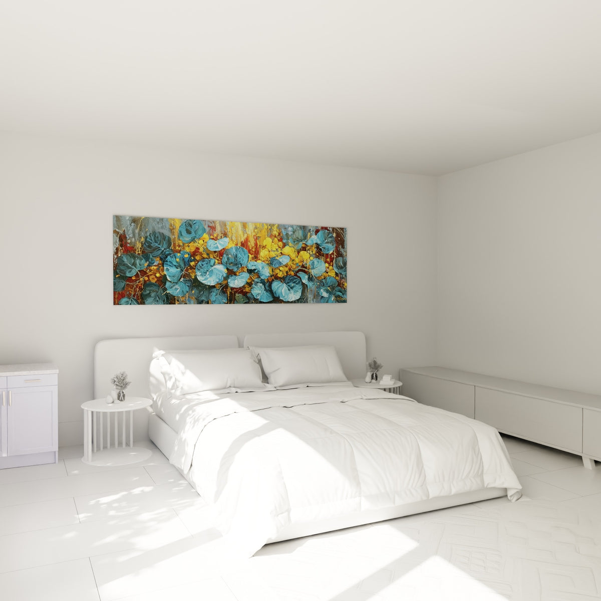 Feuilles bleu turquoise et dorées de l'Eucalyptus au-dessus d'un lit dans une chambre claire