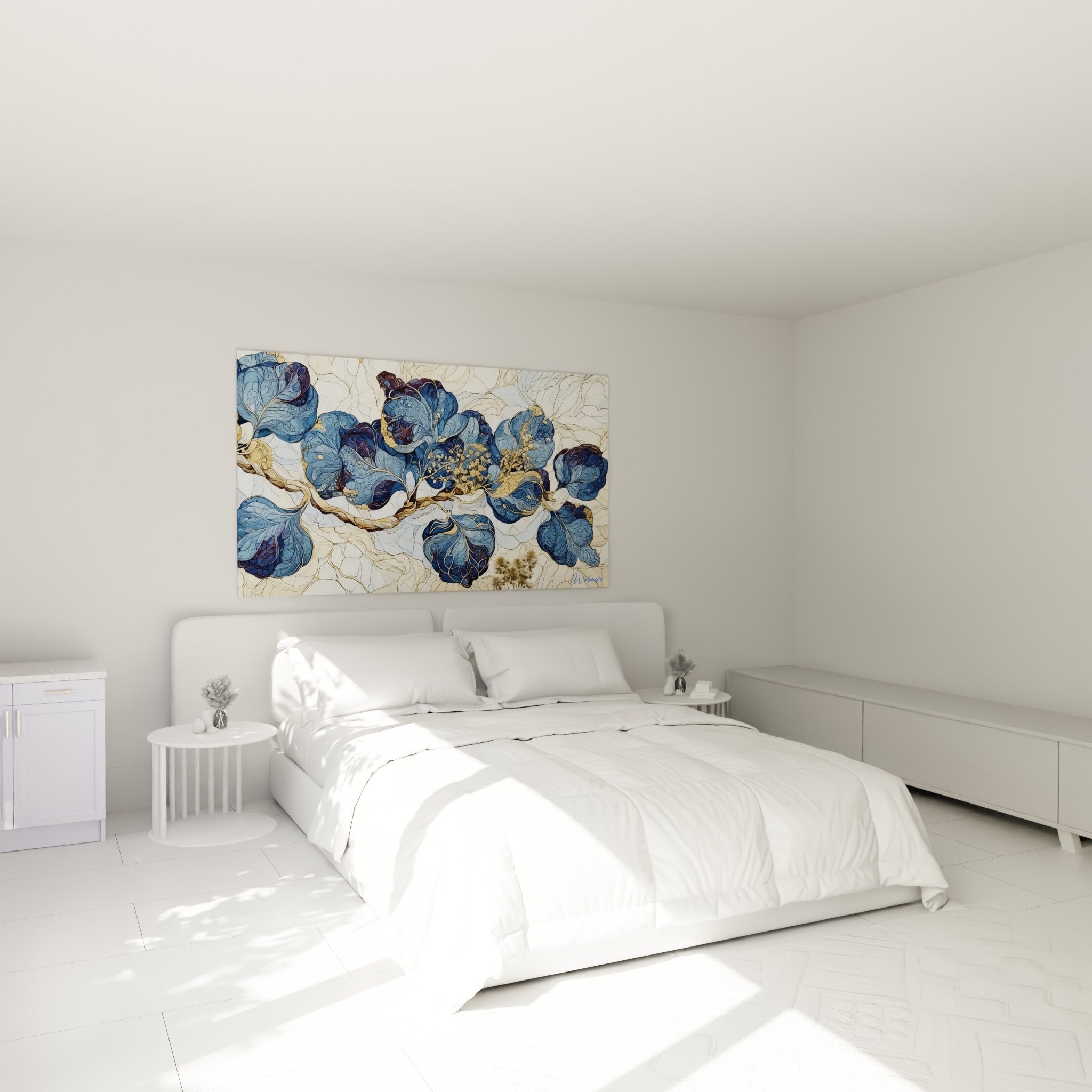 Feuilles eucalyptus bleu ardoise et dorées suspendues au-dessus d'un lit dans une chambre claire.