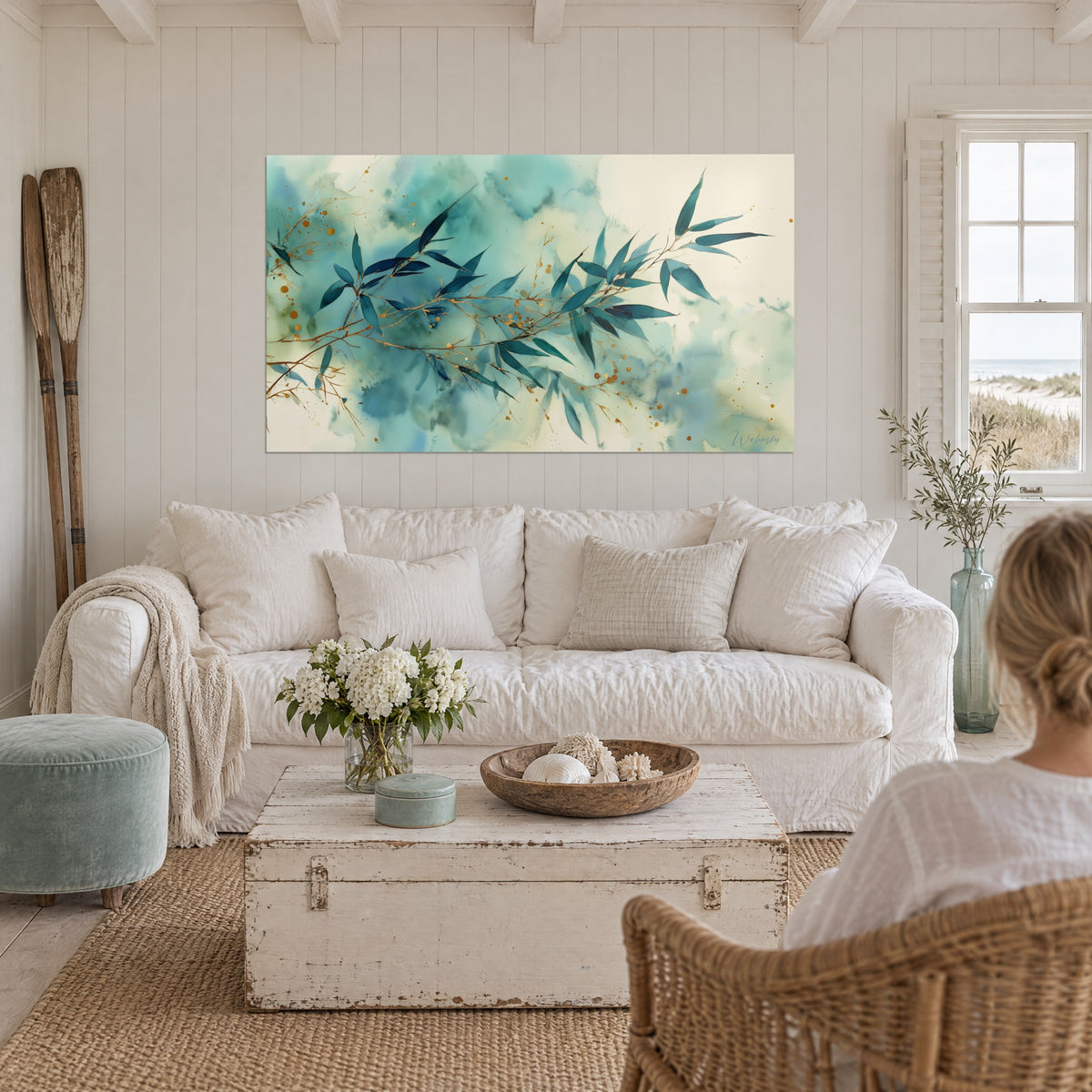 Gemälde Eukalyptus mit entenblauen Blättern auf türkisfarbenem und cremefarbenem Grund, goldene Akzente, über einem Sofa in einem hellen Wohnzimmer