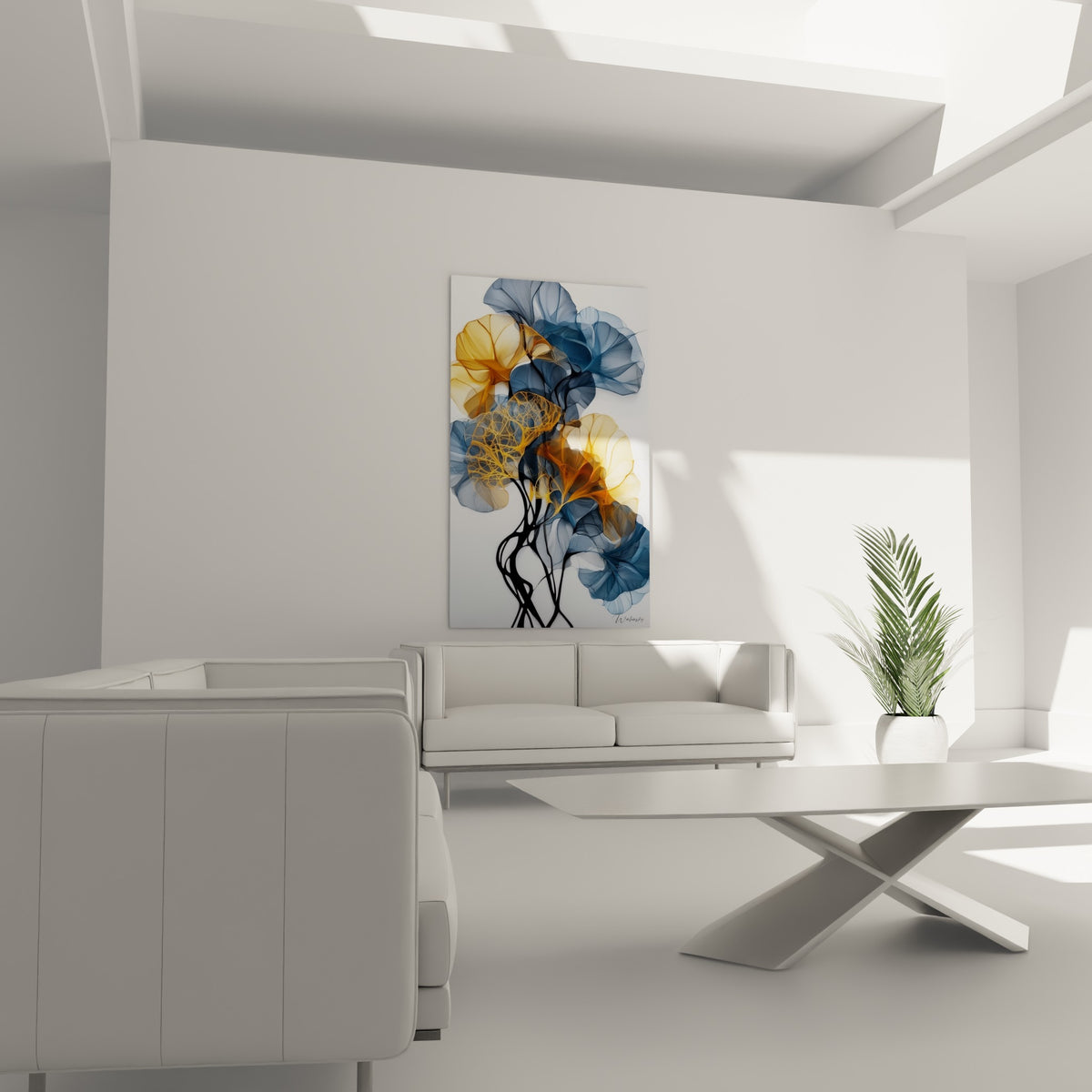 Fleurs abstraites bleu marine et safran d'Eucalyptus accrochées au-dessus d'un canapé dans un salon lumineux