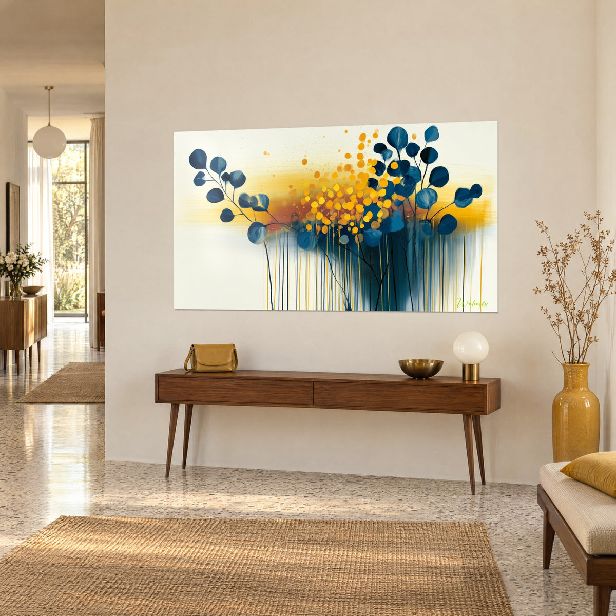 Tableau bouquet abstrait aux disques ocre et or, tiges sombres et coulures verticales, accroché sur le mur d'un couloir avec console en bois