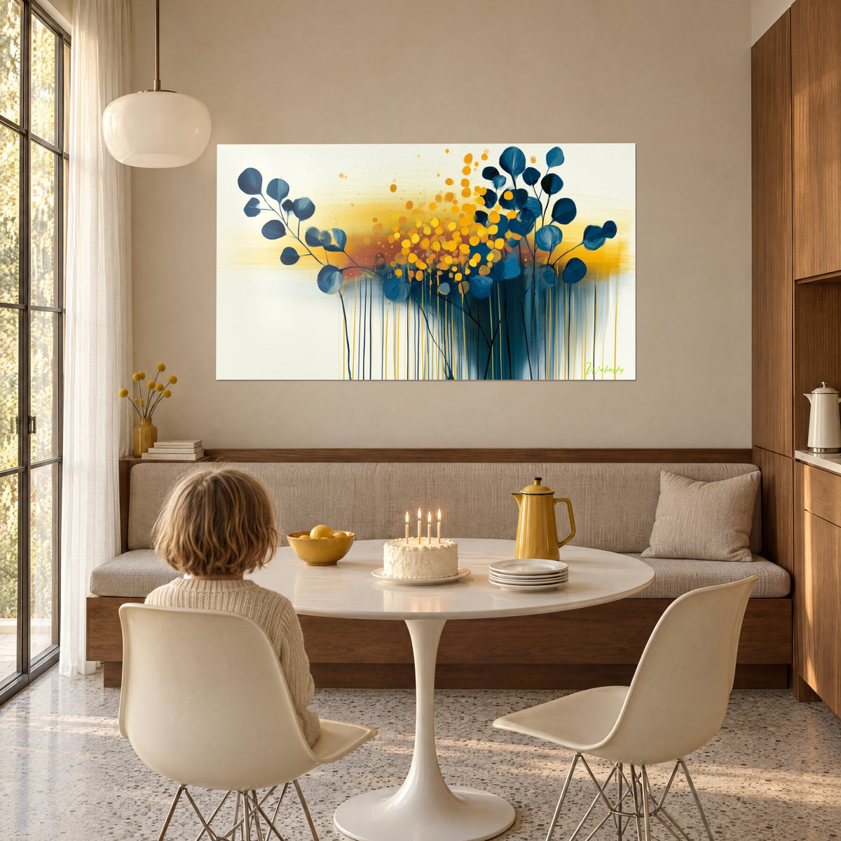 Tableau branches d'eucalyptus bleu pétrole et pétales orangés qui s'égouttent, sur le mur d'une salle à manger avec table ronde blanche
