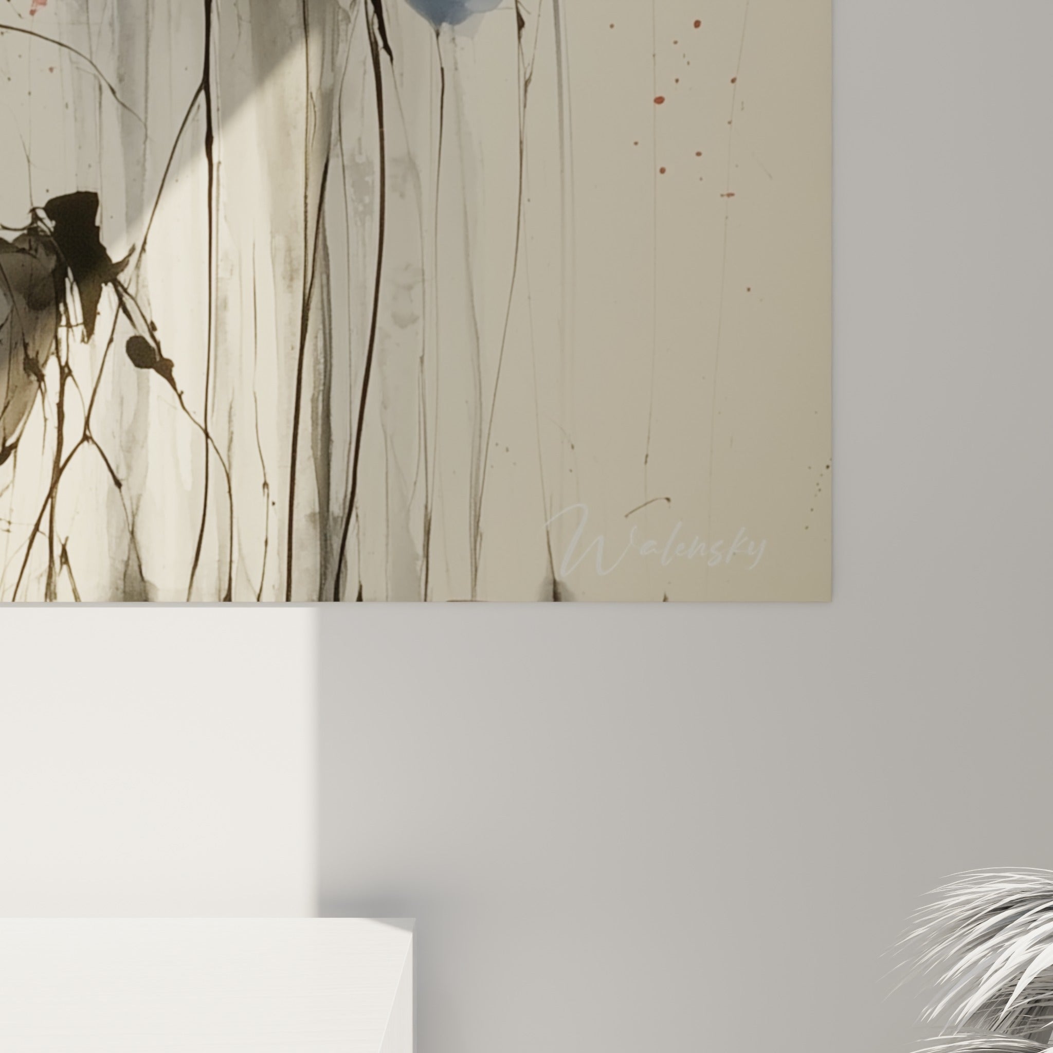 Coulures d'encre noire et grain bleu ardoise du feuillage visibles de près sur la toile accrochée