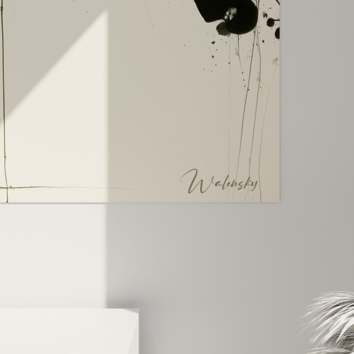 Détail des coulures d'encre noire et du grain granuleux des feuilles d'Eucalyptus sur fond crème