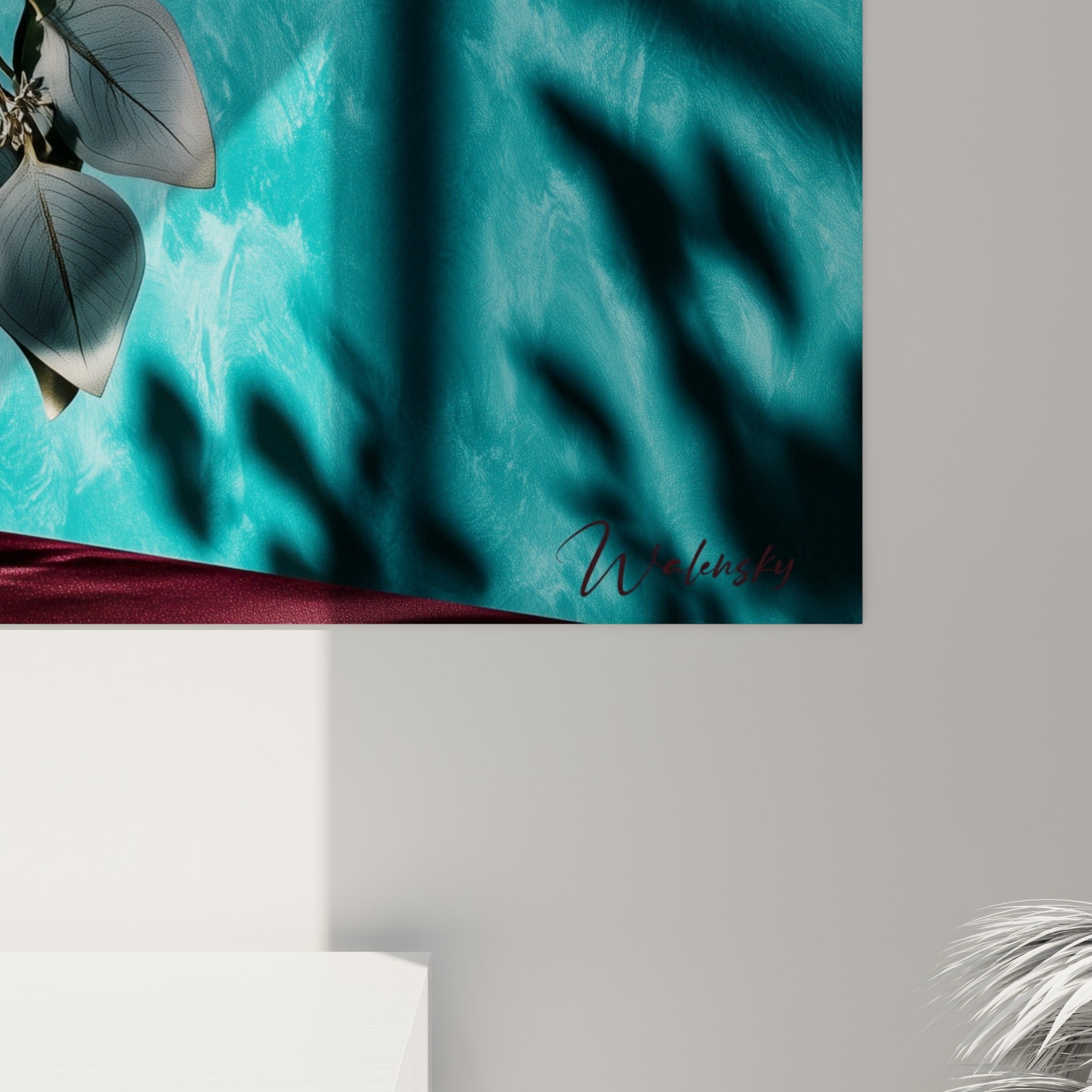 Détail des feuilles d'eucalyptus bleu-vert et de l'ombre graphique sur le mur turquoise texturé