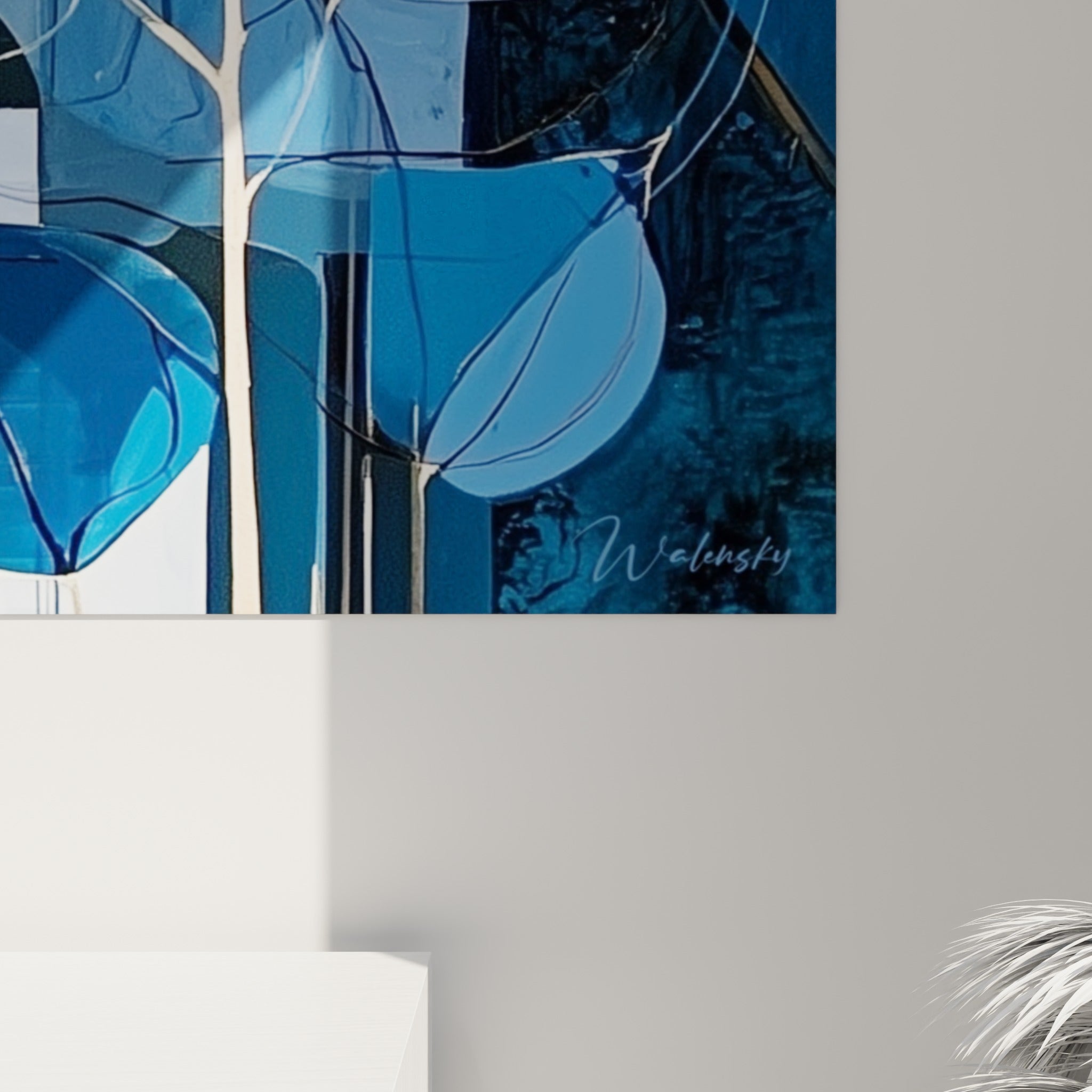 Détail des nervures fines et des empâtements bleu marine et dorés du tableau eucalyptus accroché