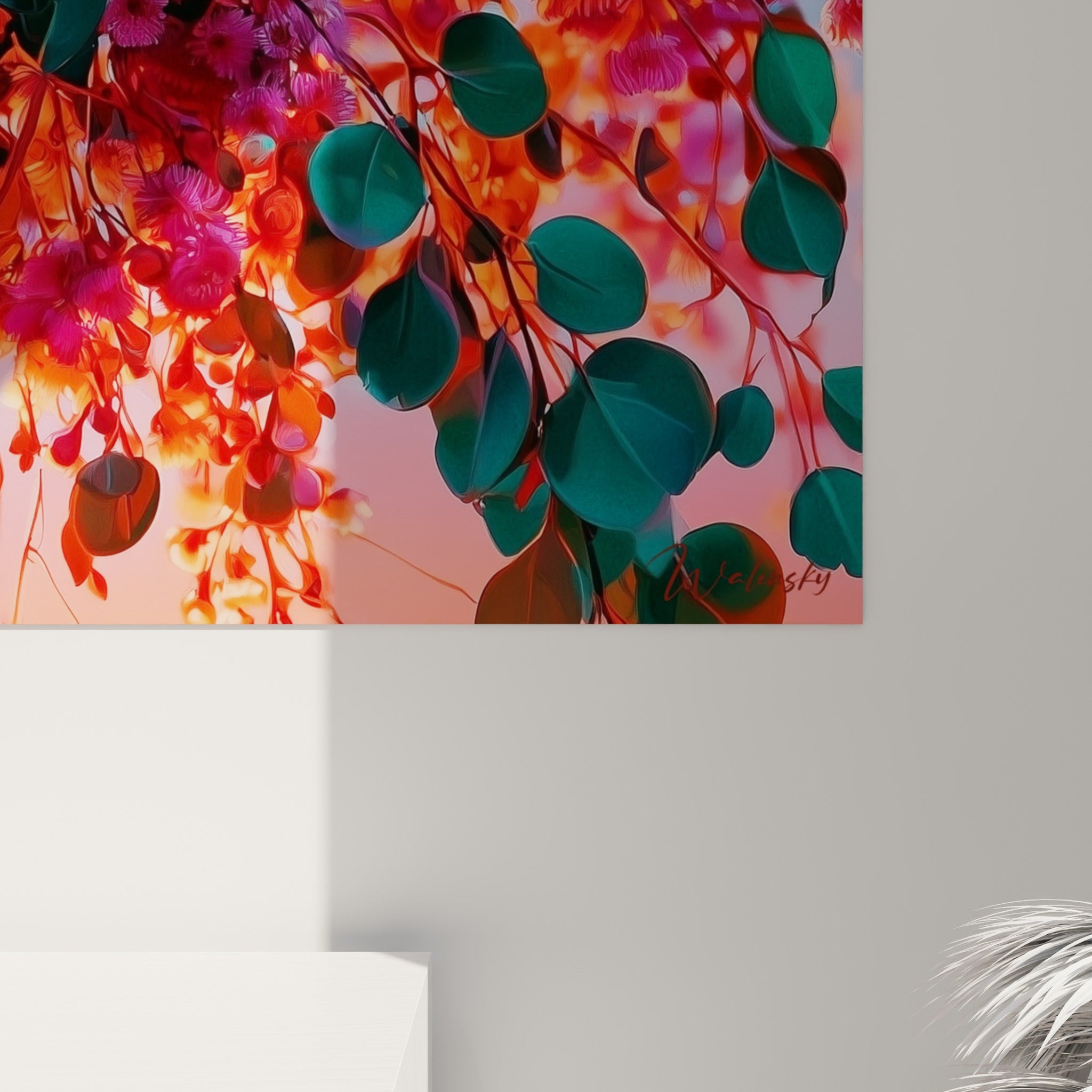 Détail des pétales fuchsia et feuilles vert sauge de l'eucalyptus, texture fine et lumière dorée