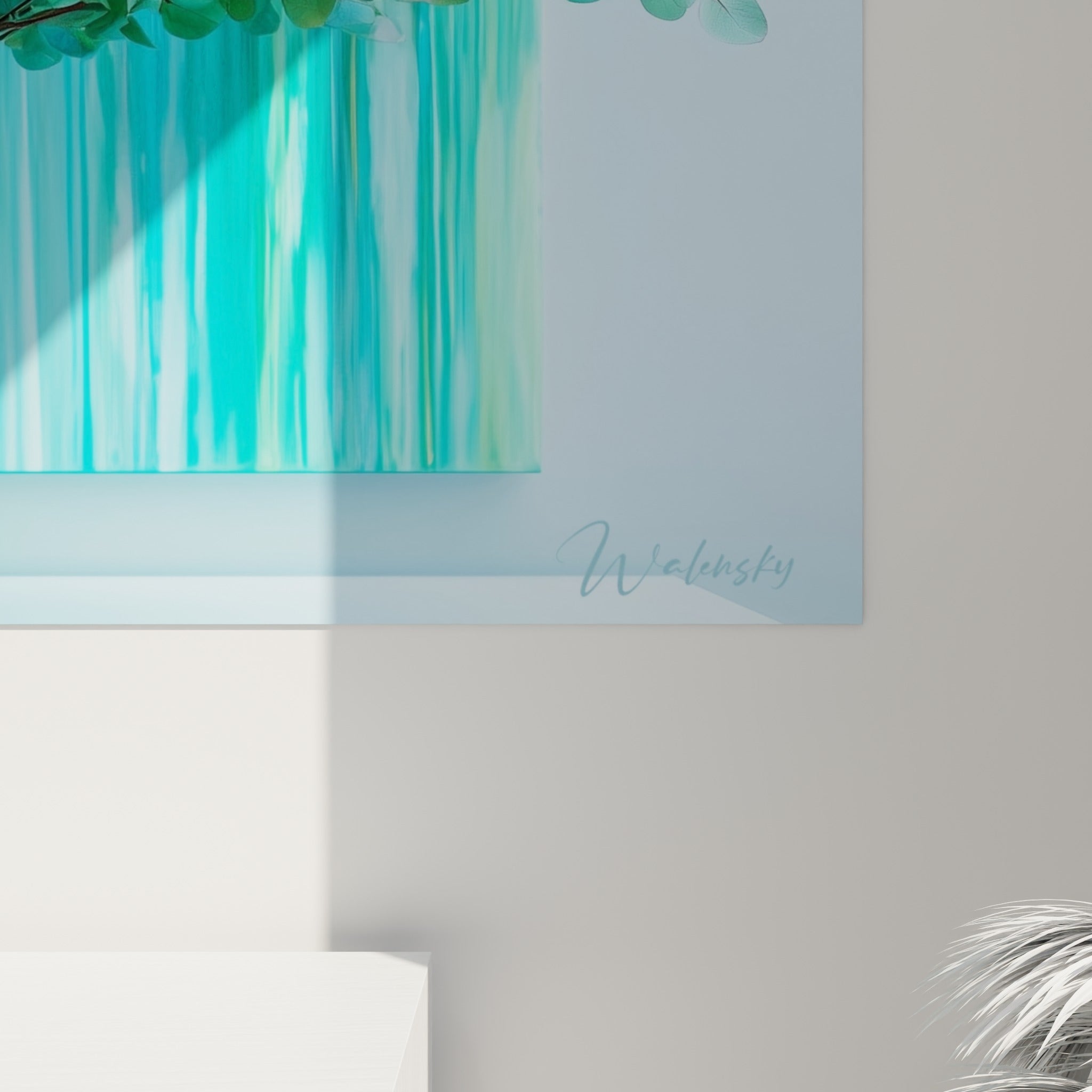 Détail des feuilles d'eucalyptus vert pâle et rose, coulures turquoise et texture peinte visibles