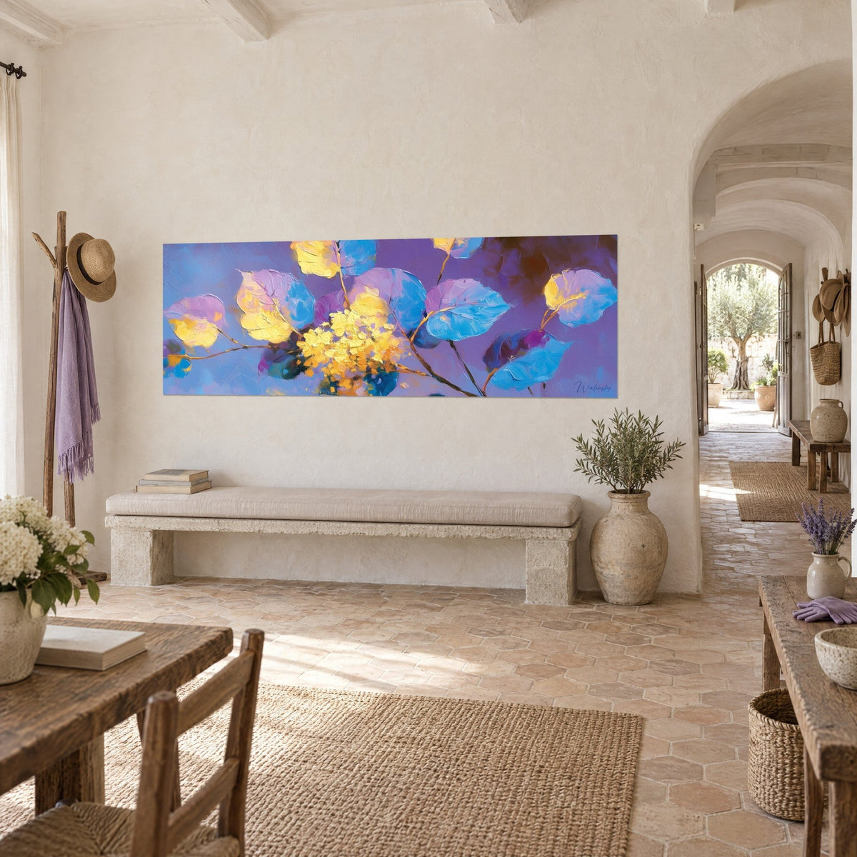 Cuadro racimo amarillo dorado y ramas finas, hojas azules y malvas en pintura gruesa, en un pasillo abovedado del mas provenzal
