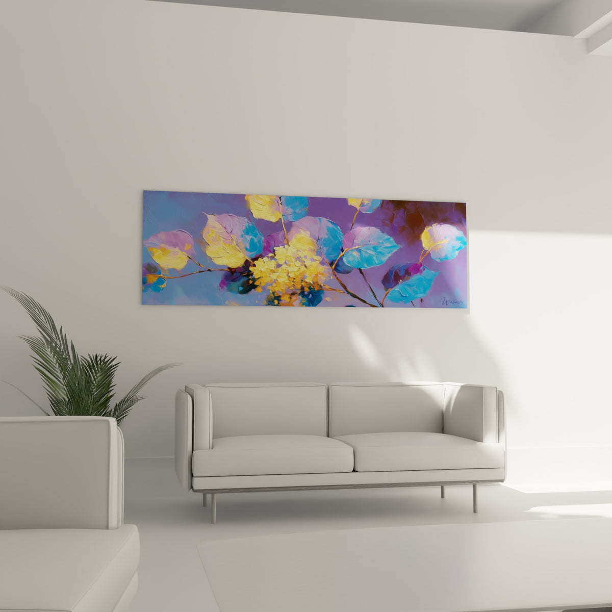Feuilles d'eucalyptus violettes et dorées en composition picturale, au-dessus d'un canapé dans un salon lumineux