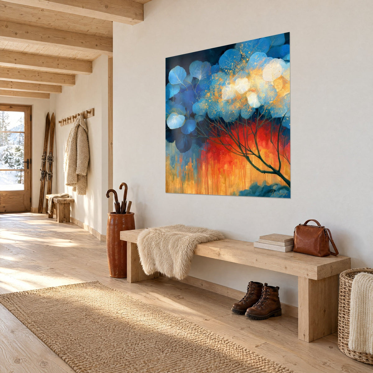 Quadro rami scuri e sinuosi sotto una nuvola di foglie azzurre e crema, colature rosse e ocra, vista di tre quarti in un corridoio di chalet