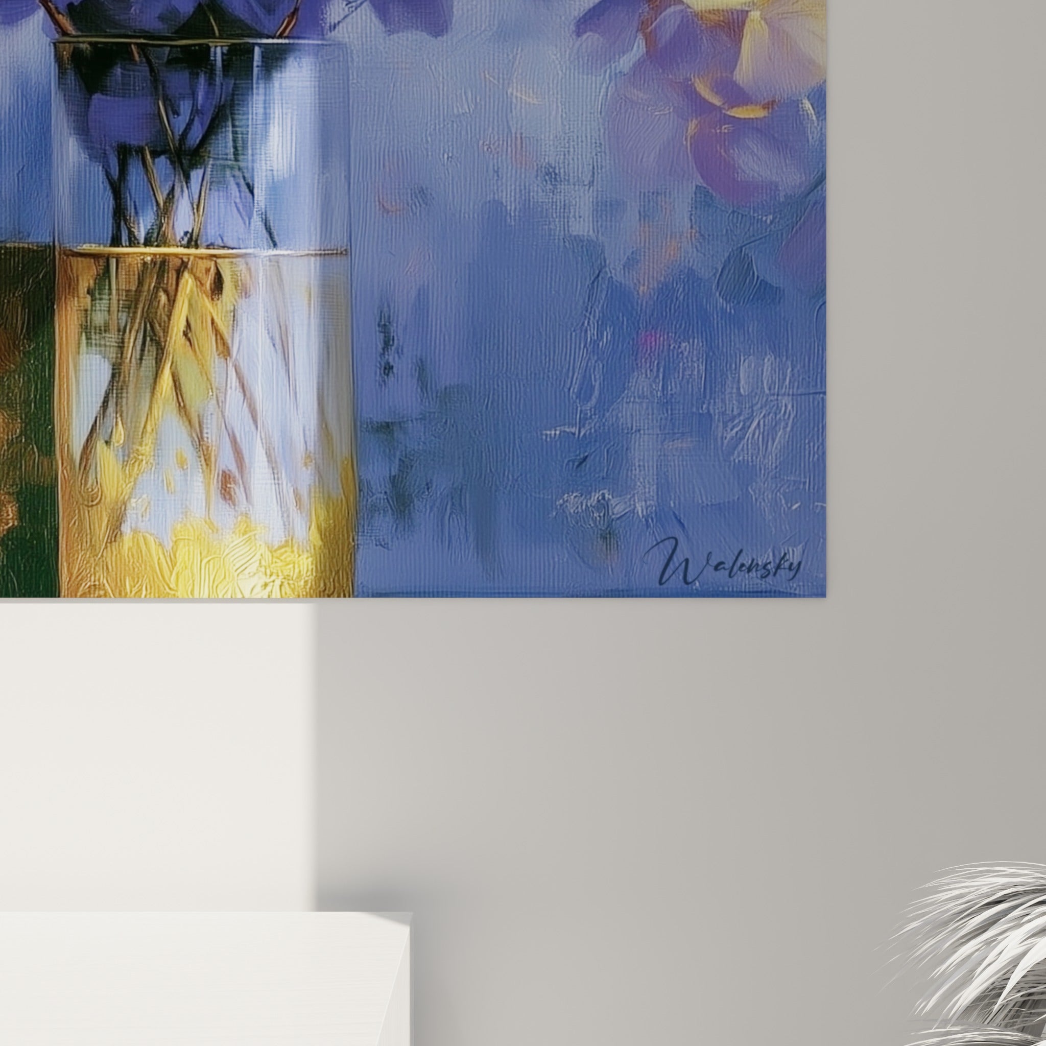 Empâtements dorés et bleu lavande se mêlant en gros grain de peinture, coulures visibles sur la toile