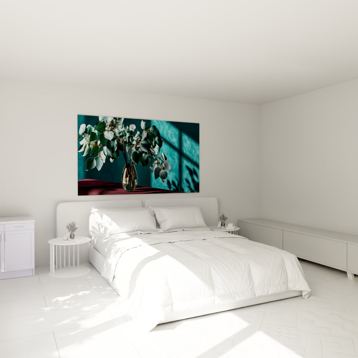 Branches d'eucalyptus argentées et bleu pétrole accrochées au-dessus d'un lit dans une chambre claire