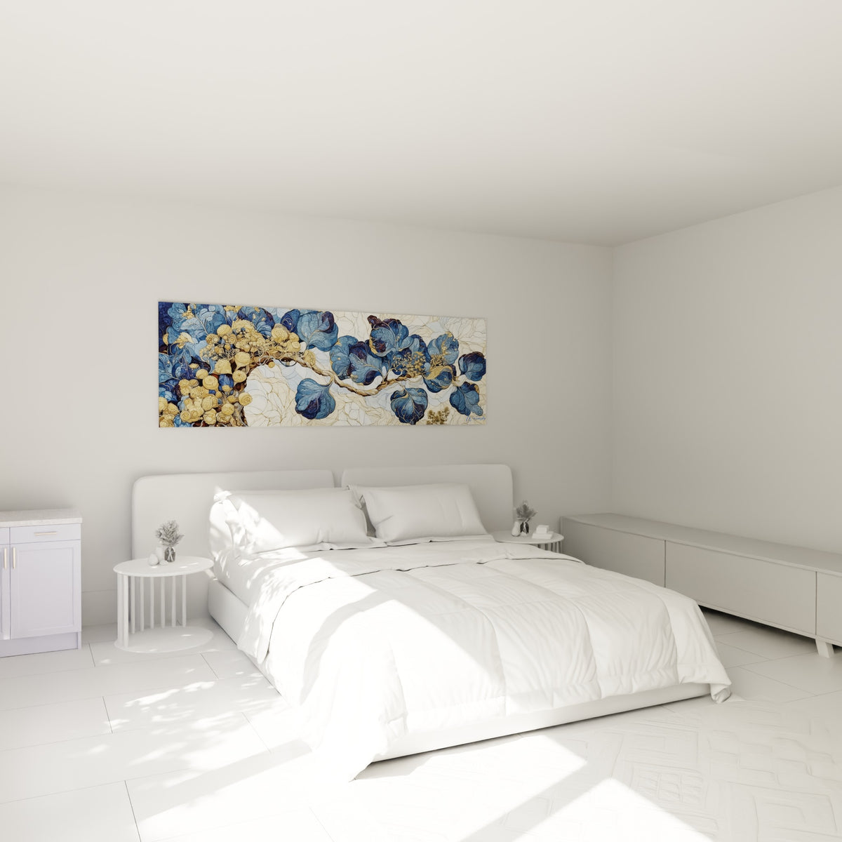 Feuillage bleu ardoise et doré d'un eucalyptus stylisé au-dessus d'un lit dans une chambre claire