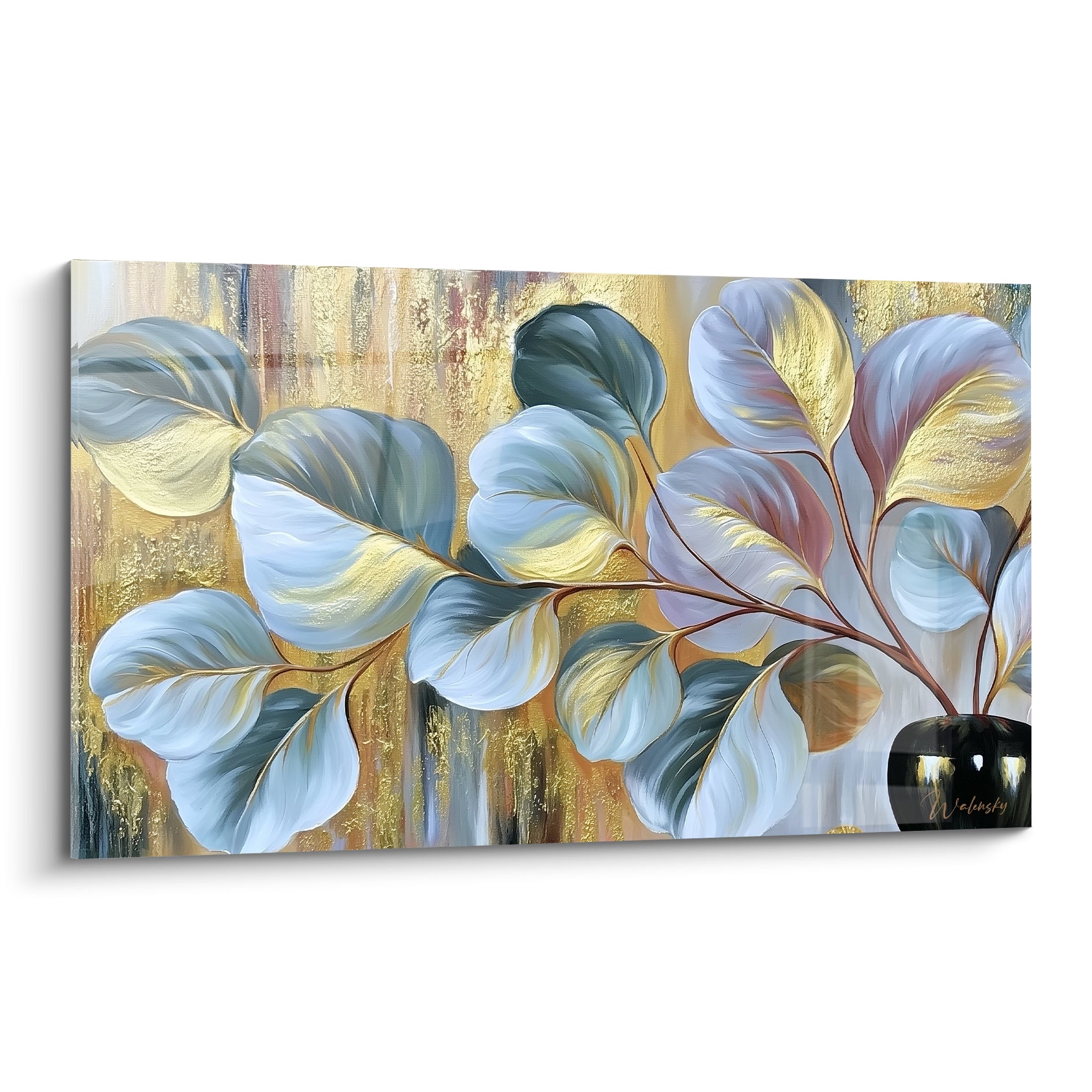 Feuillage Eucalyptus bleu pastel et doré émergeant d'un vase noir laqué sur fond ocre