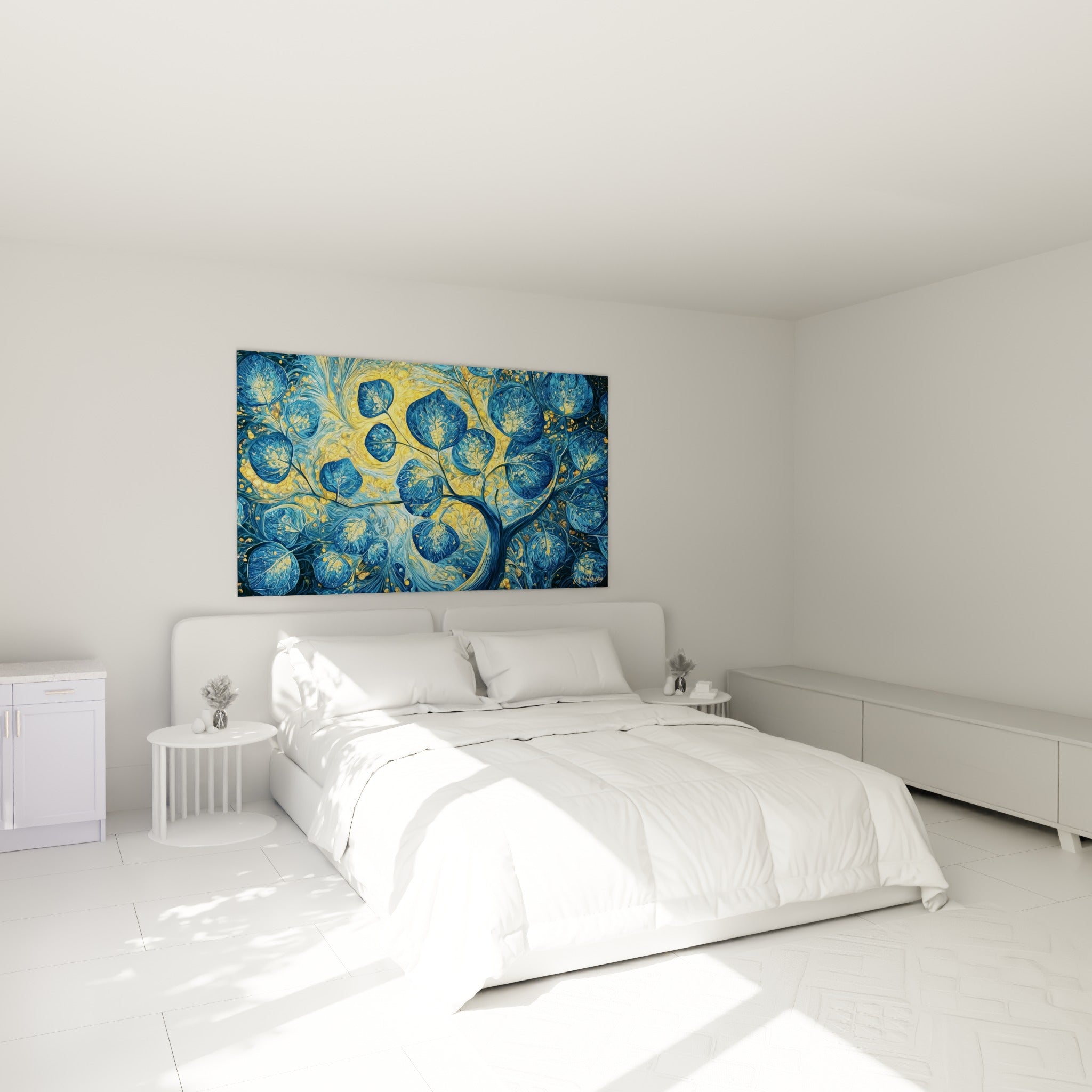 Arbre Eucalyptus bleu nuit et doré accroché au-dessus d'un lit dans une chambre claire