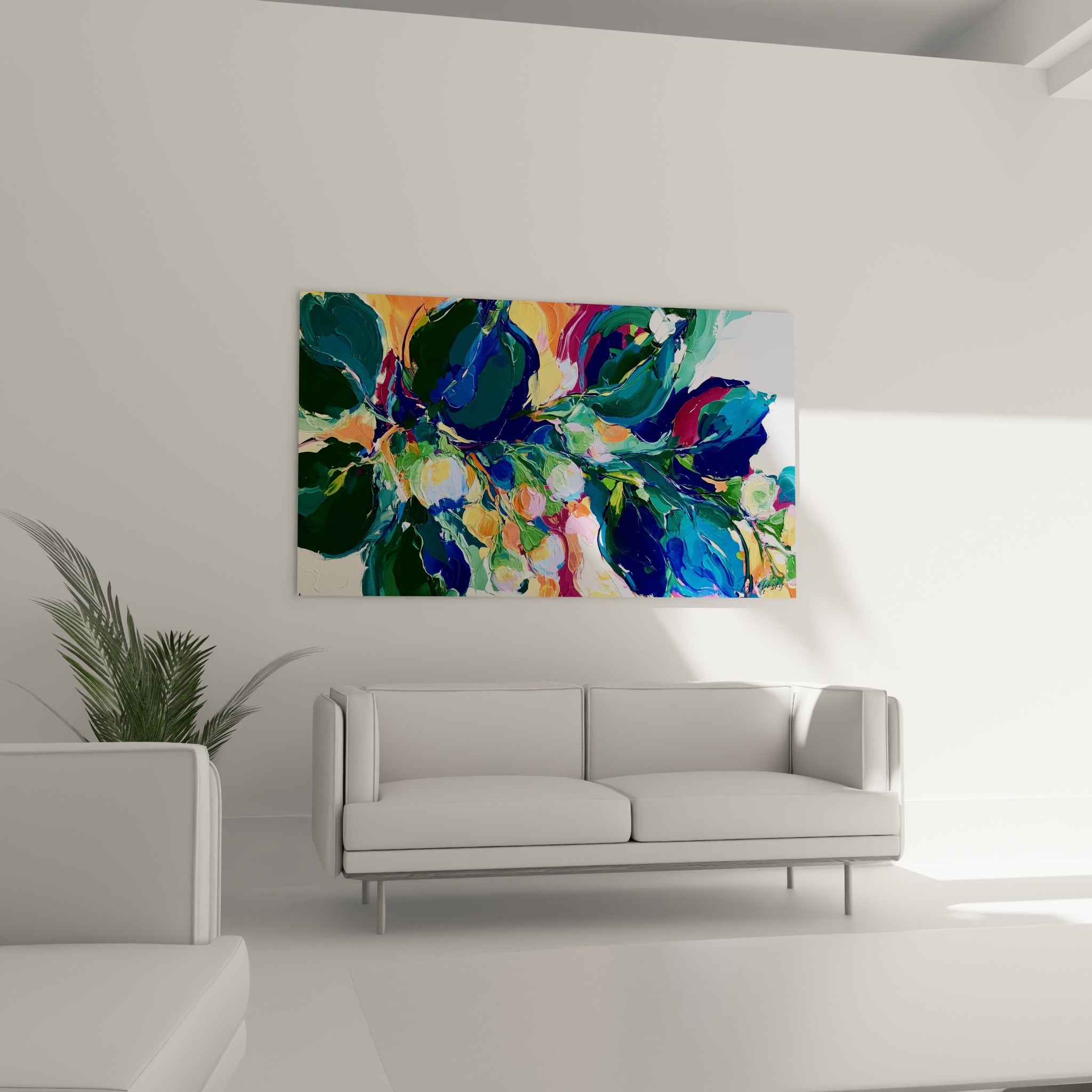 Feuillage Eucalyptus bleu marine et vert émeraude aux touches roses, au-dessus d'un canapé dans un salon lumineux