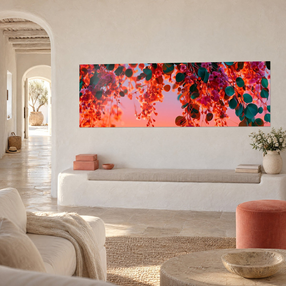 Gemälde mit herabhängender Girlande aus Fuchsia- und Korallenblüten vor pastellfarbenem Himmel, runde smaragdgrüne Blätter, weiße Wand, Gipsbank